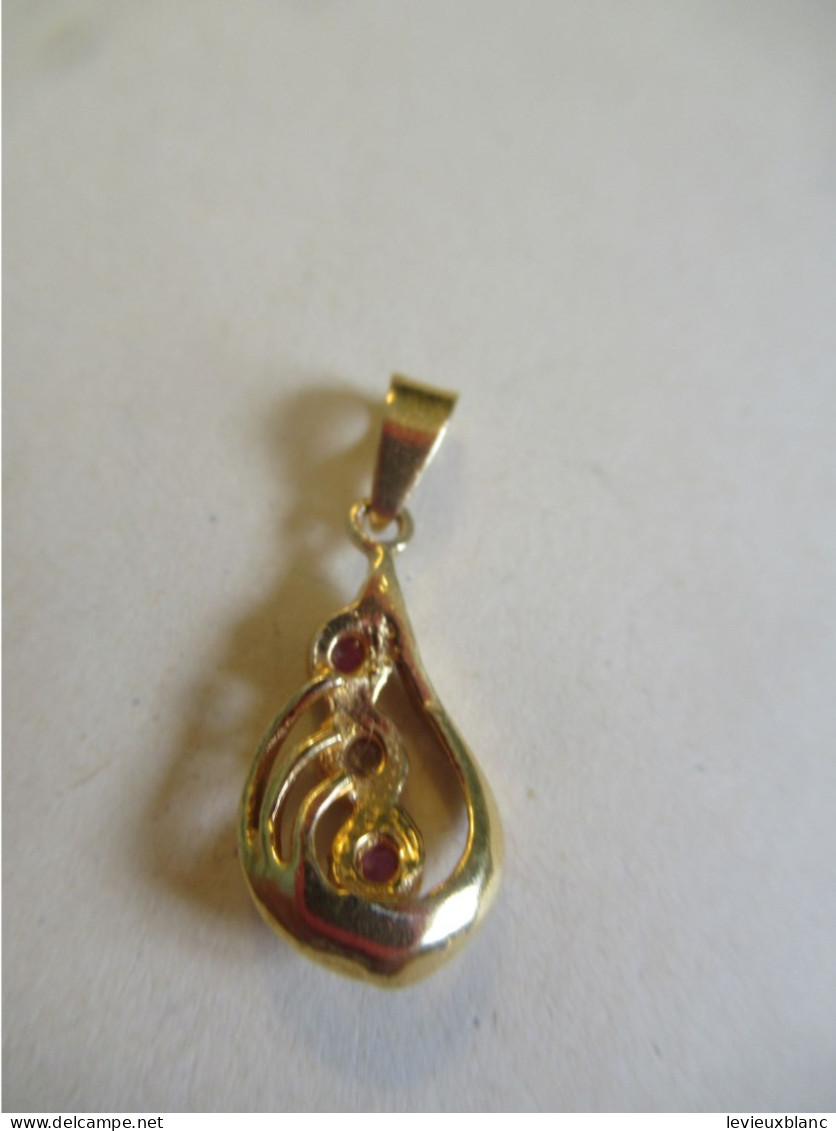 Petit Pendentif / Charmant Petit Bijou /plaqué OR/  Avec 2 Petites Verroteries/   Fin  XXéme          BIJ157 - Colgantes