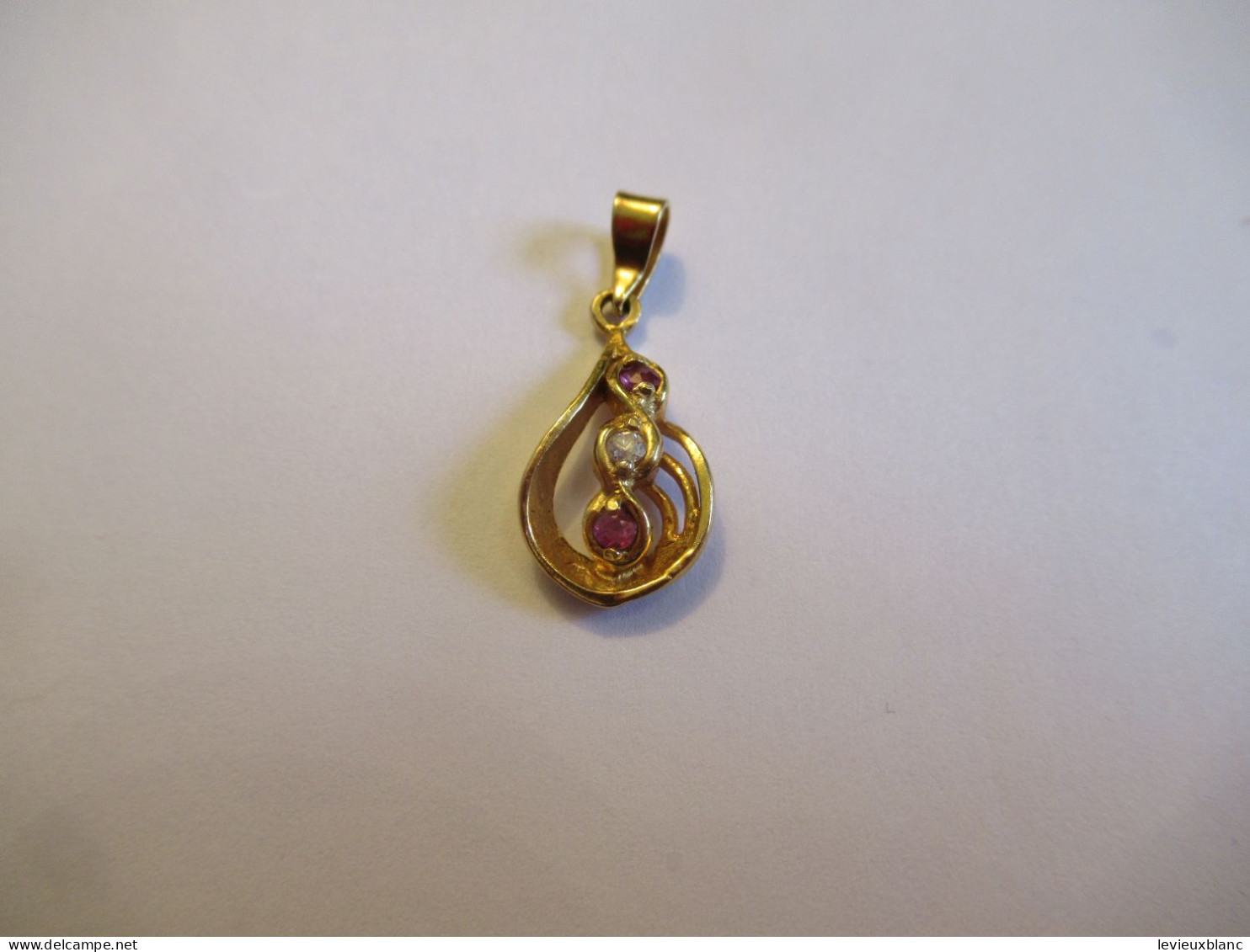 Petit Pendentif / Charmant Petit Bijou /plaqué OR/  Avec 2 Petites Verroteries/   Fin  XXéme          BIJ157 - Colgantes