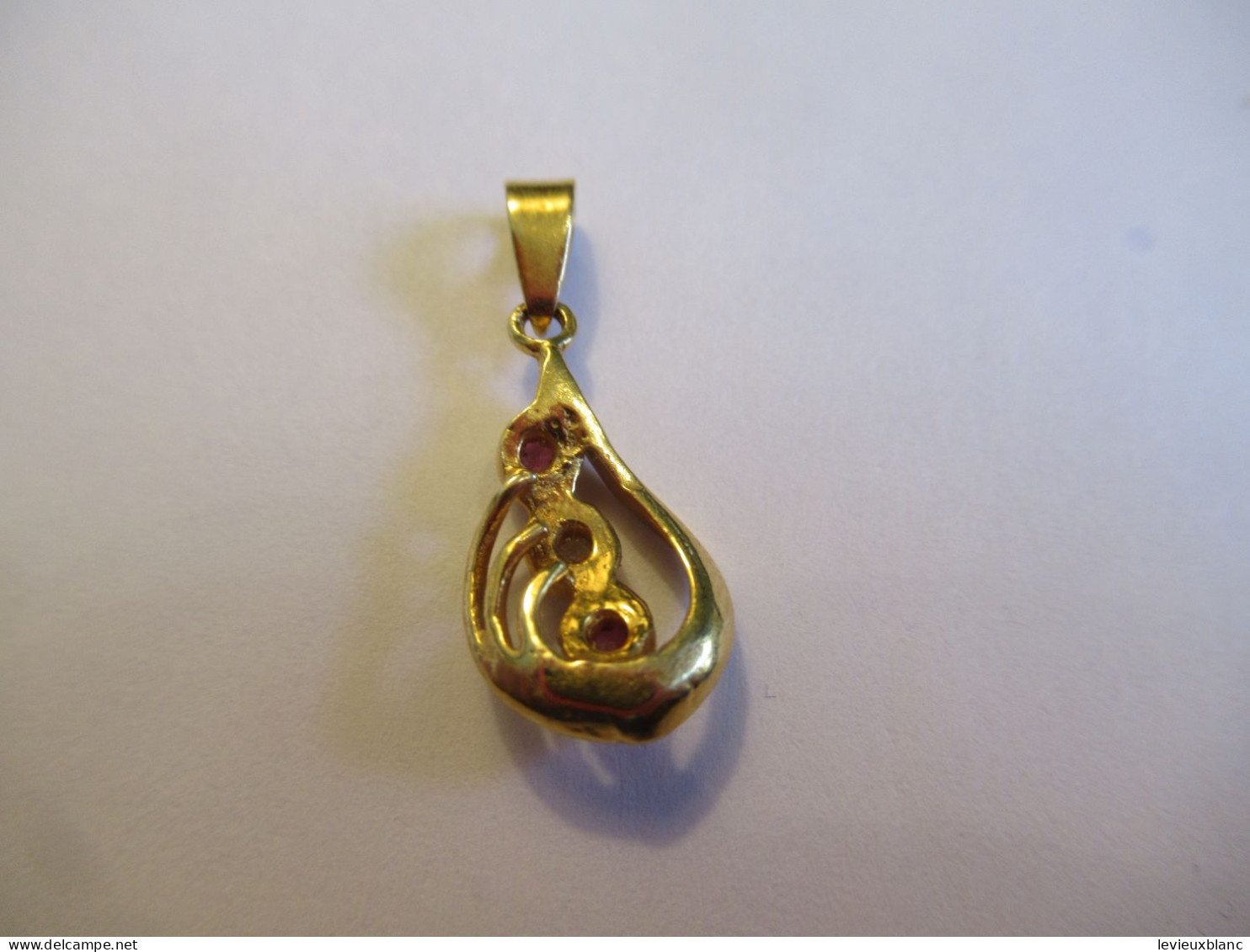 Petit Pendentif / Charmant Petit Bijou /plaqué OR/  Avec 2 Petites Verroteries/   Fin  XXéme          BIJ157 - Pendenti