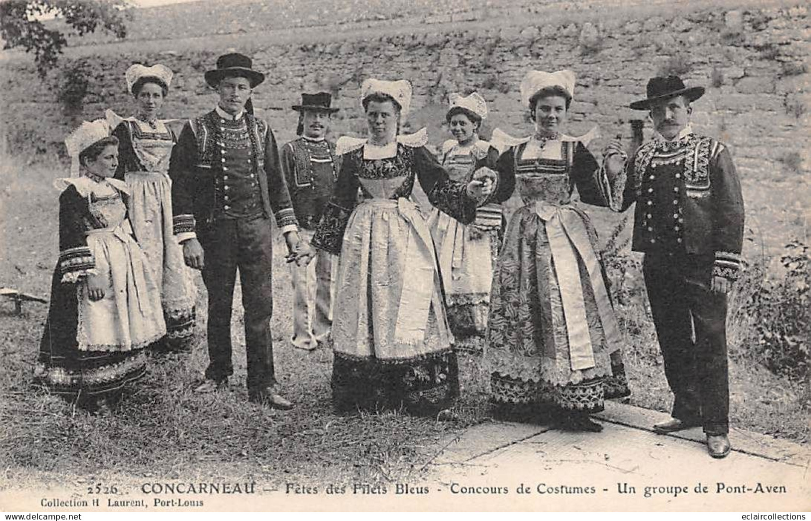 Concarneau          29             Fête Des Filets Bleus. Groupe De Pont-Aven  N°2526  (voir Scan) - Concarneau