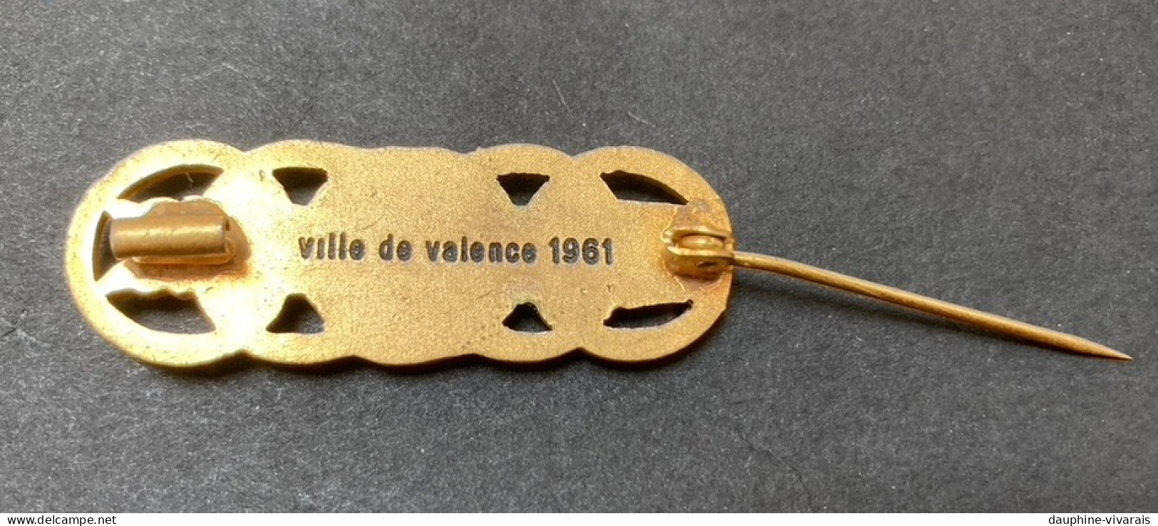 EPINGLETTE BASKET BALL FEMININ - VILLE DE VALENCE DROME - 1961 - Apparel, Souvenirs & Other