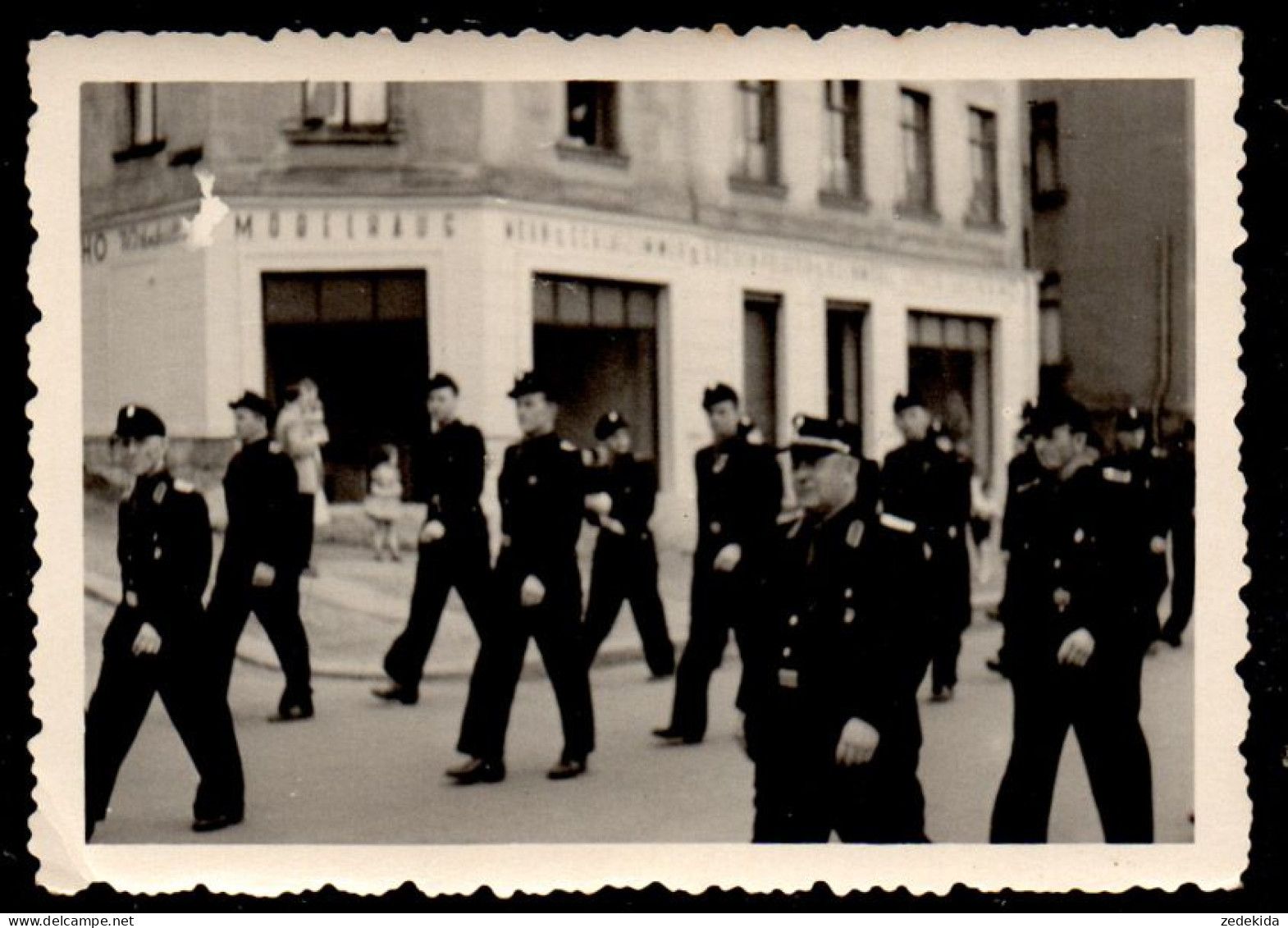 G3317 - Oelsnitz Mai Demontration Feuerwehr Foto - Drogerie Zschoche - Oelsnitz I. Erzgeb.