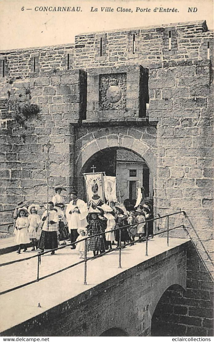 Concarneau          29         Porte De La Ville Close. Procession  N° 6   (voir Scan) - Concarneau