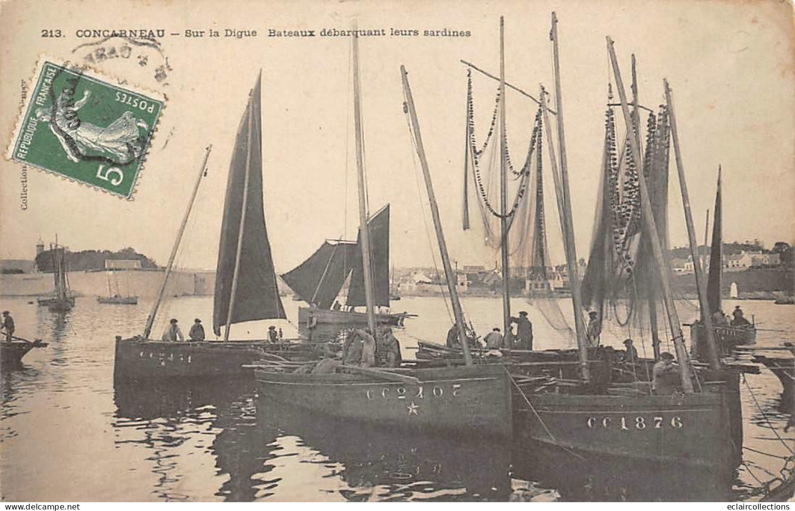 Concarneau          29         Sur La Digue. Bateaux Débarquant Leurs Sardines    N° 213    (voir Scan) - Concarneau