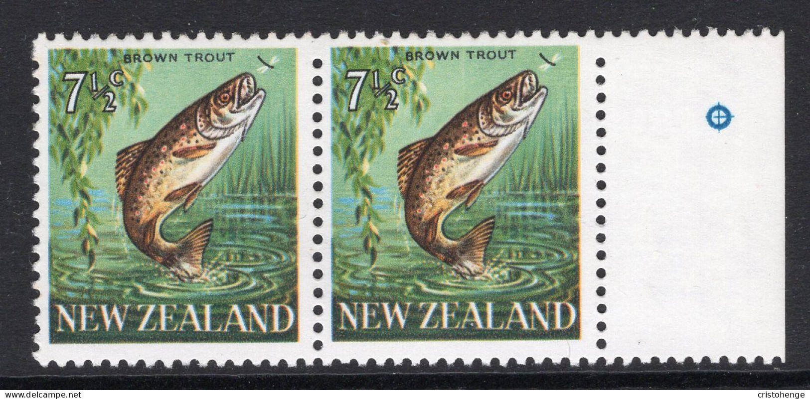 New Zealand 1967-70 Decimal Pictorials - 7½c Brown Trout Pair MNH (SG 871) - Neufs