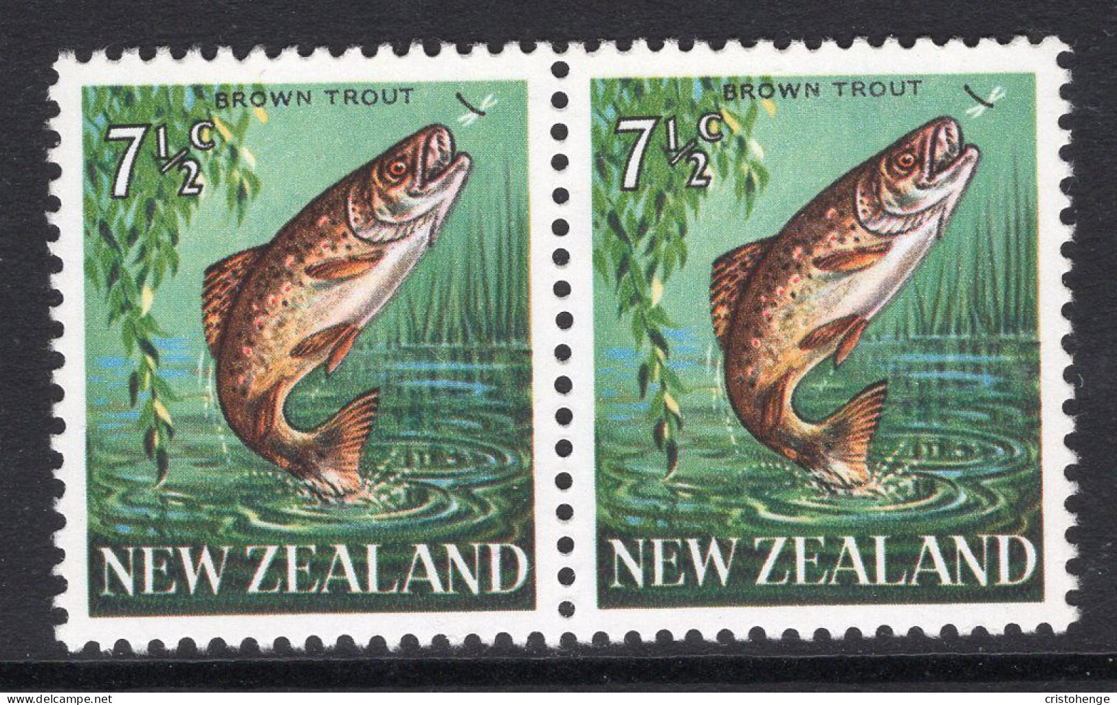 New Zealand 1967-70 Decimal Pictorials - 7½c Brown Trout Pair MNH (SG 871) - Neufs