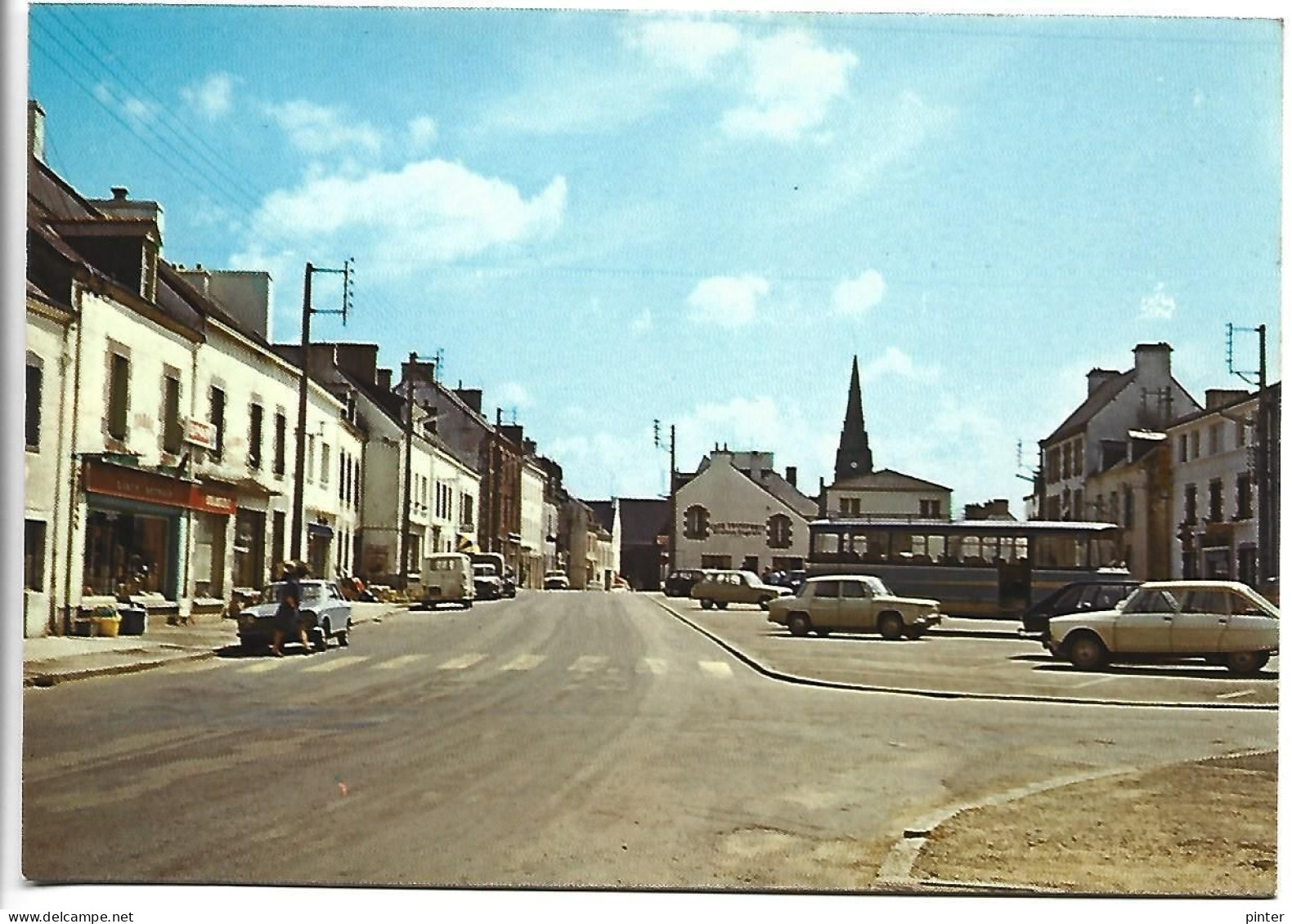 PLUVIGNER - La Place Saint Michel - Pluvigner