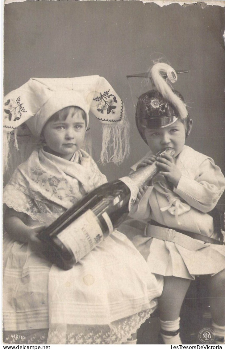 ENFANTS - Photo D'enfants - Jeune Fille - Jeune Garçon - Casque - Bouteille - Carte Postale Ancienne - Altri & Non Classificati