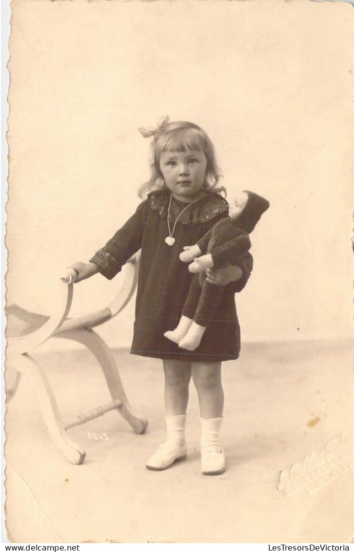 ENFANTS - Portrait - Jeune Fille - Poupée - Carte Postale Ancienne - Portraits