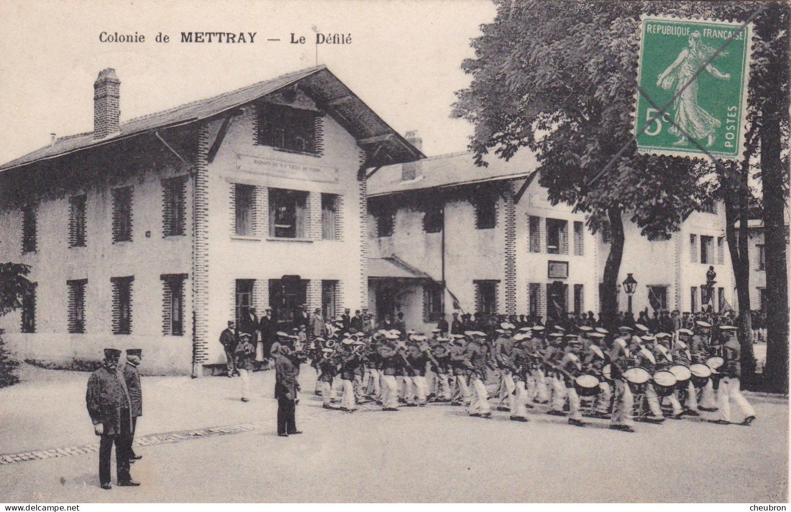 37. METTRAY. CPA. COLONIE AGRICOLE .LE DEFILE. ANIMATION. ANNEE 1918 + TEXTE - Mettray