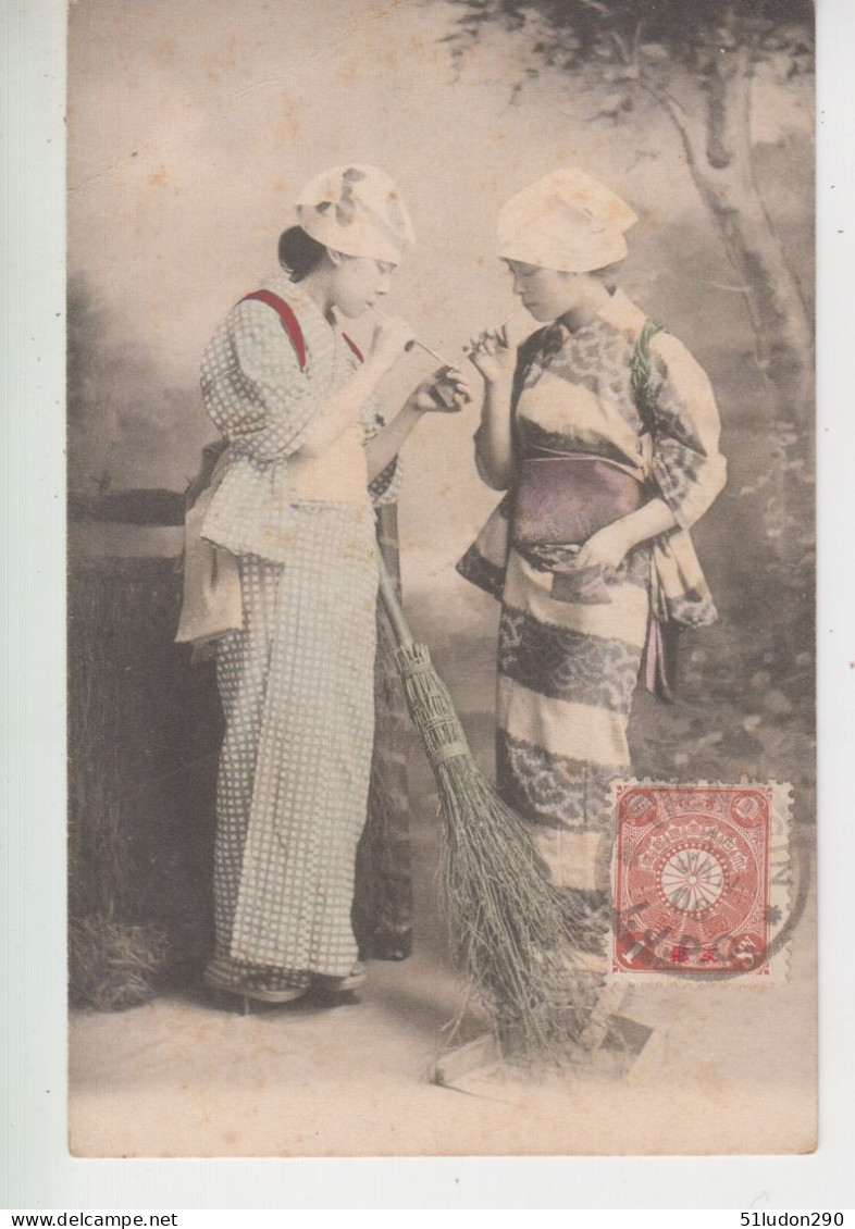 China Chine Cachet Tientsin I.J.P.0. 1906 Avec Timbre Japon Sur CPA Précurseur 2 Geishas Fumant Avec Porte-cigarette (?) - Briefe U. Dokumente