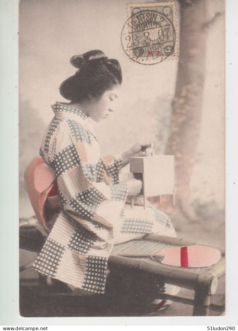 China /Chine Cachet Tientsin I.J.P.0. 1907 Avec Timbre Japon Sur CPA Précurseur Geisha Assise (?) - Lettres & Documents