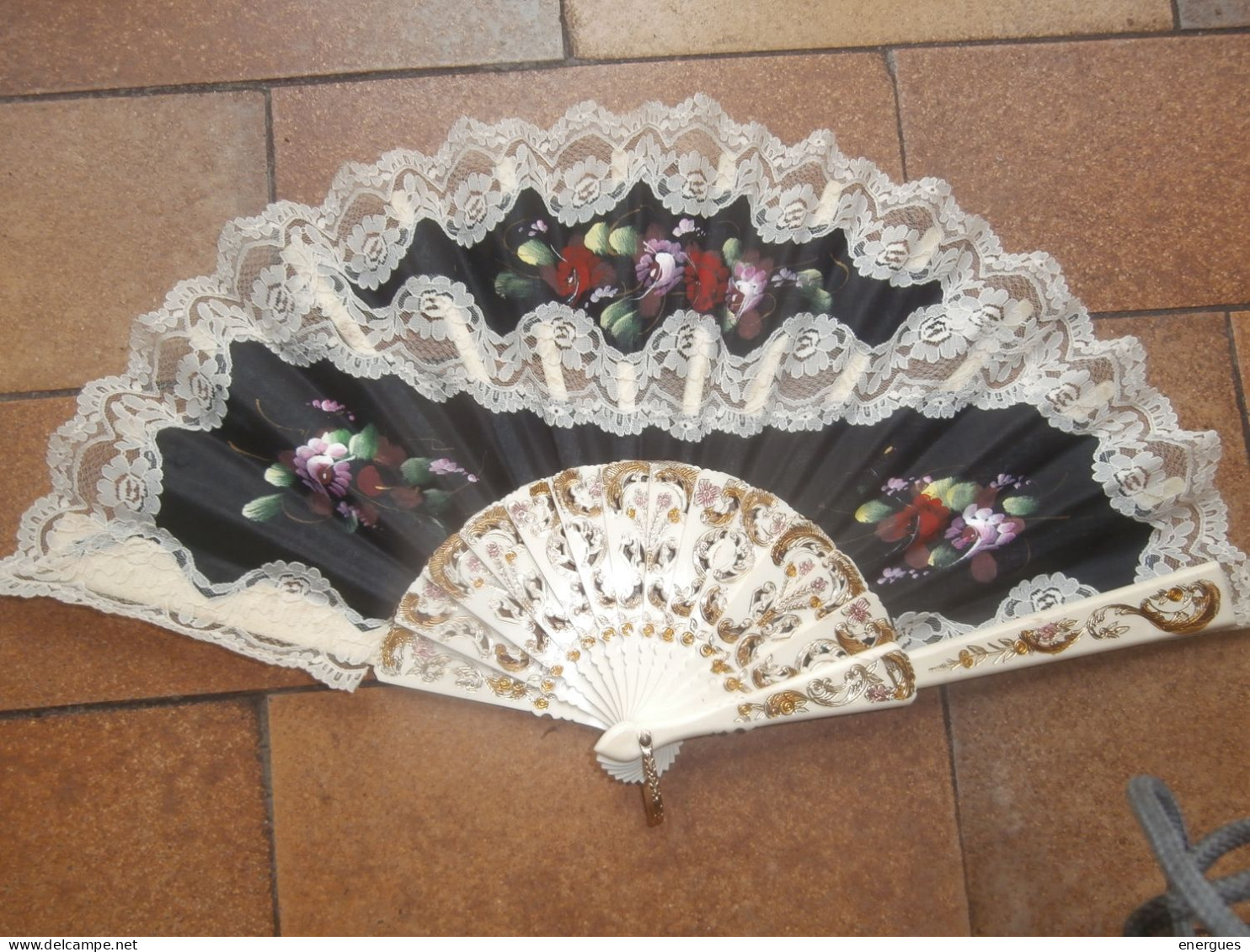 éventail, Dentelle, Point D'Alençon, Tissu Noir Peint, Fleurs, Fruits, Rayons Couleur Ivoire, Dimensions 45 X 23cm - Fans