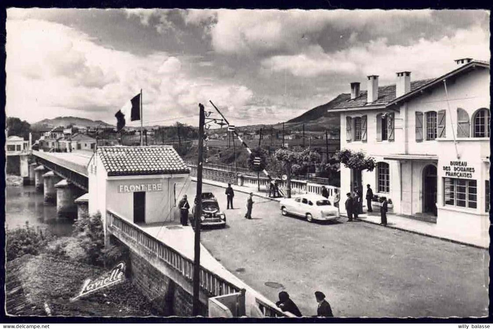 +++ CPA - HENDAYE - Frontière Franco-espagnole  // - Douane