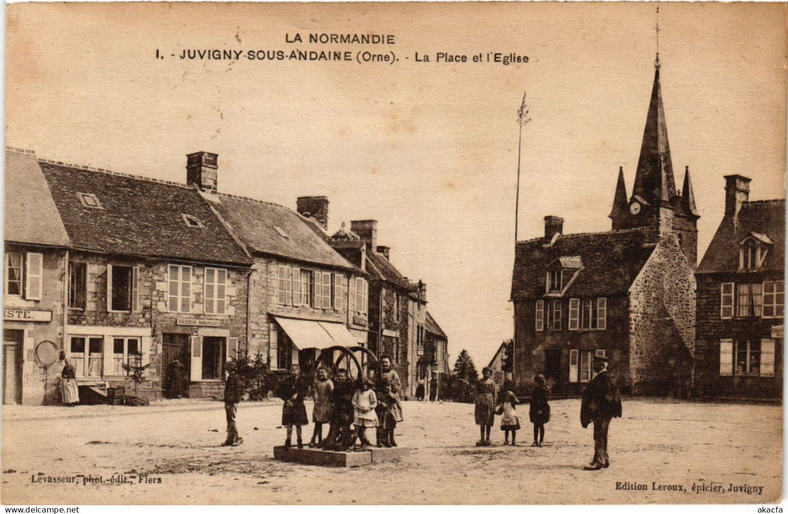 CPA AK Juvigny-sous-Andaine - La Place Et L"Eglise (259289) - Juvigny Sous Andaine