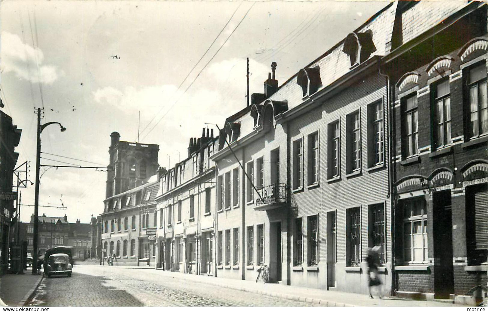 LOMME - La Mairie, Dans Le Fond L'église Du Bourg. - Lomme