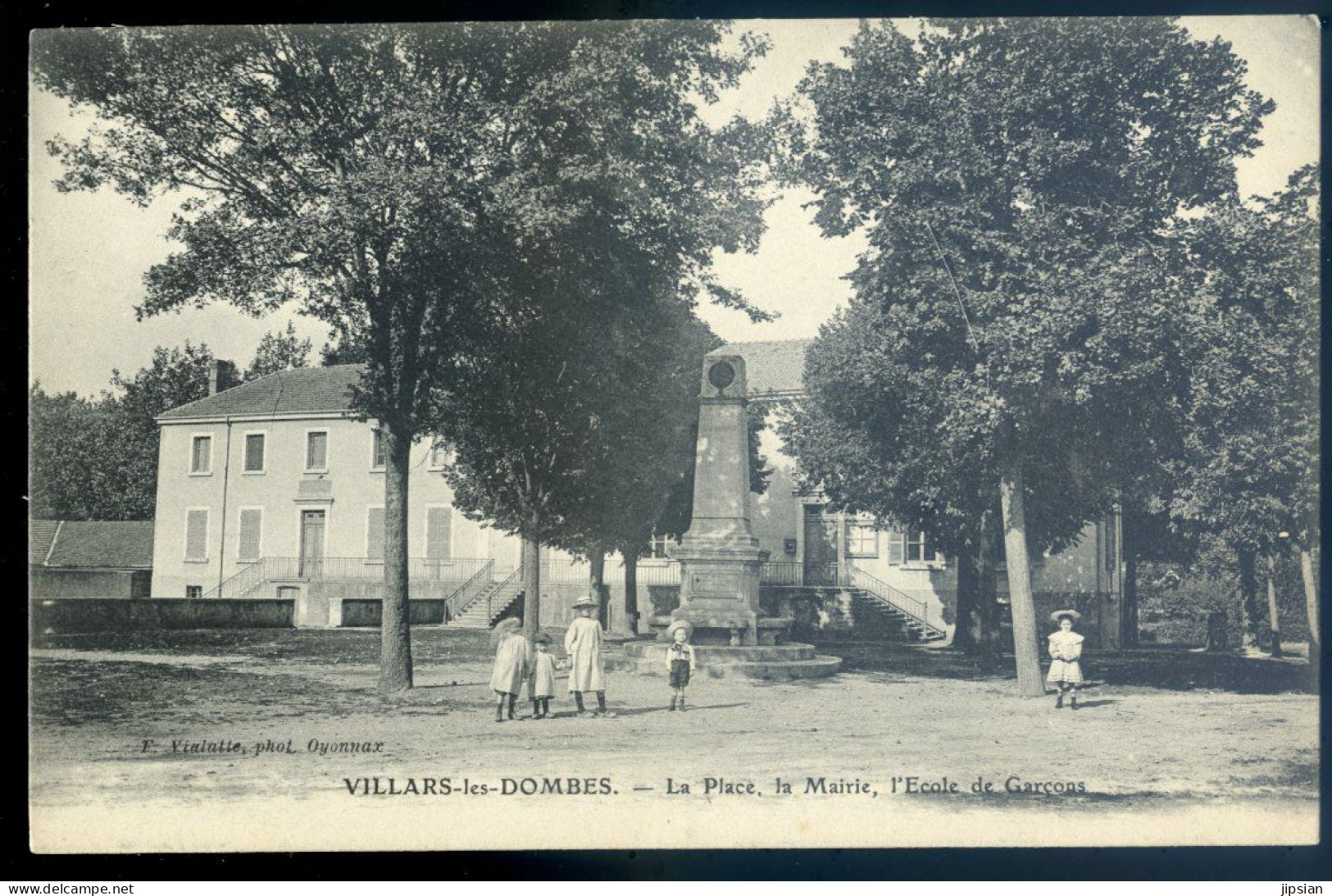 Cpa Du 01 Villars Les Dombes , La Place , La Mairie , L' école De Garçons  LANR52bis - Villars-les-Dombes