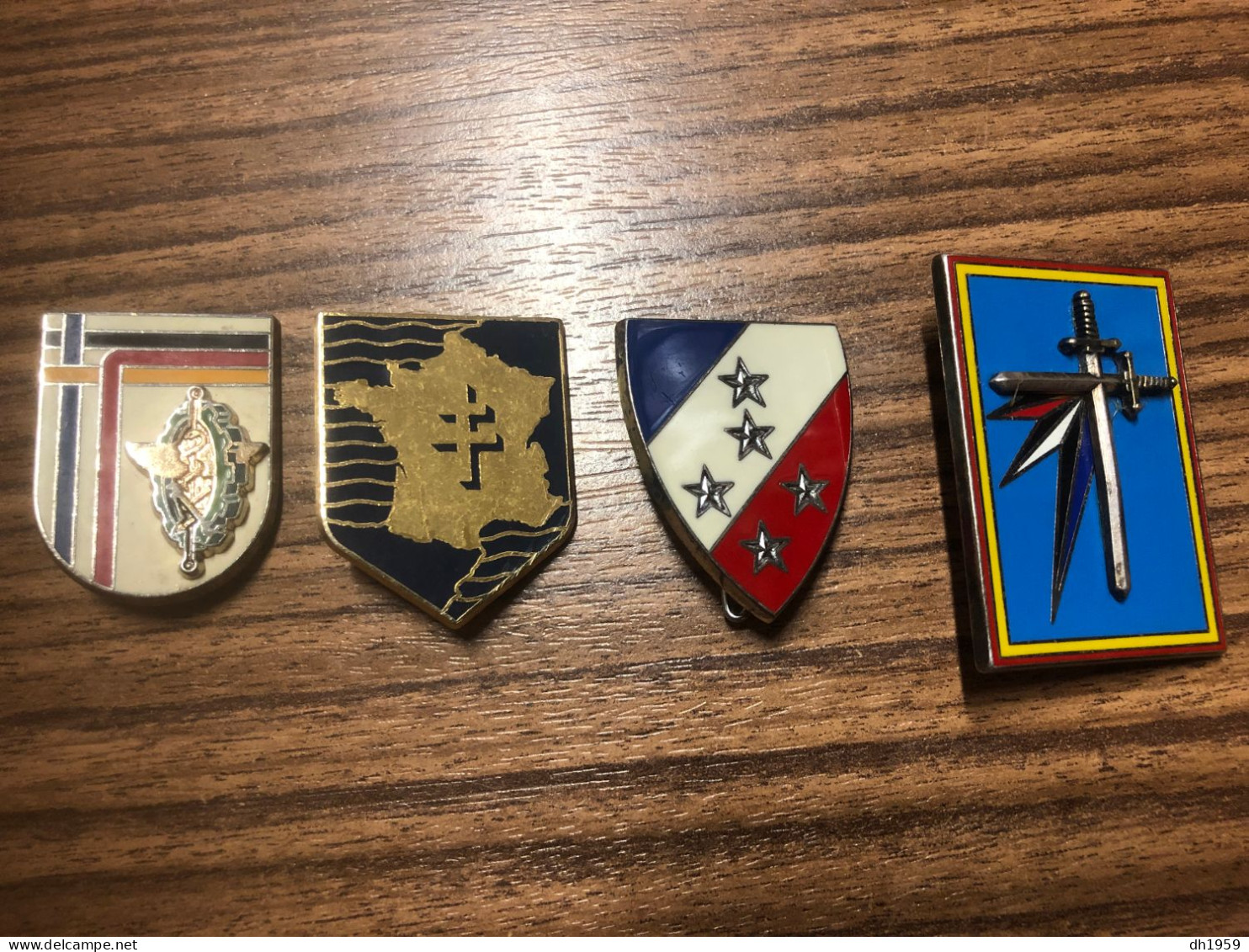env. 142 INSIGNES INSIGNE MILITAIRE DRAGO FRAISSE PINS TROUPES ARMEE COLLECTION LOT