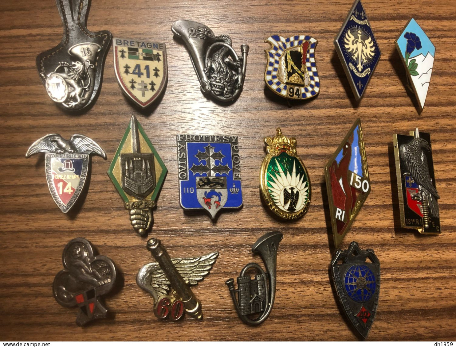 env. 142 INSIGNES INSIGNE MILITAIRE DRAGO FRAISSE PINS TROUPES ARMEE COLLECTION LOT