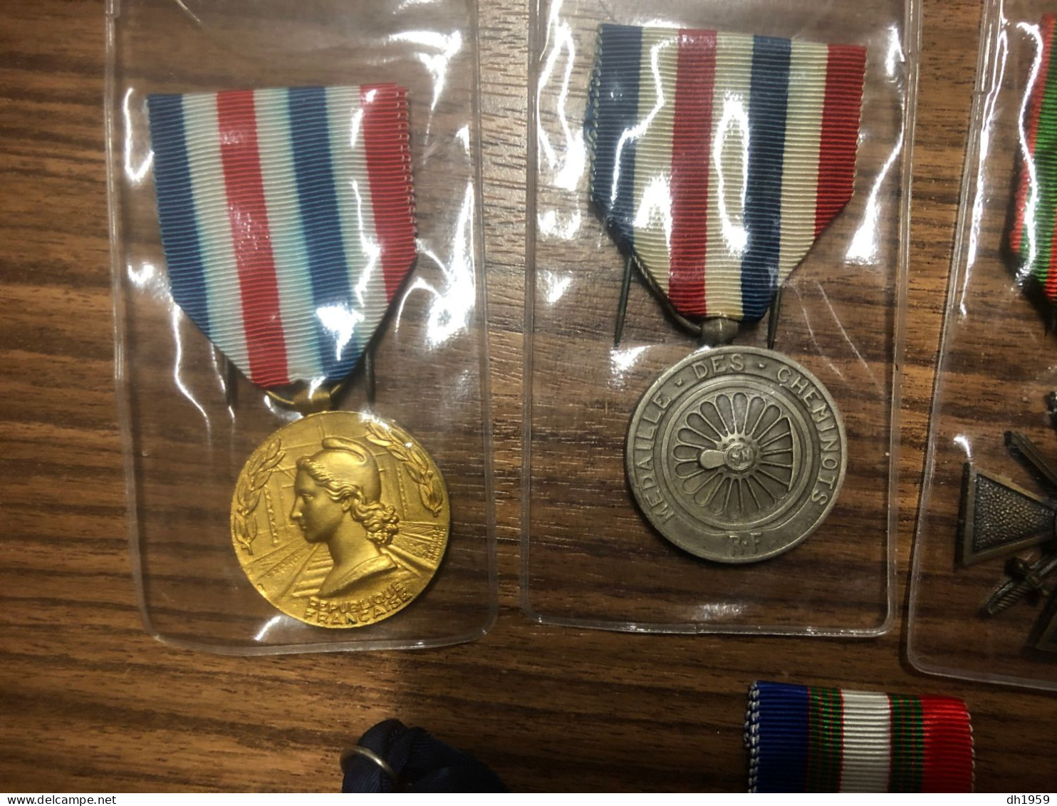 env. 142 INSIGNES INSIGNE MILITAIRE DRAGO FRAISSE PINS TROUPES ARMEE COLLECTION LOT
