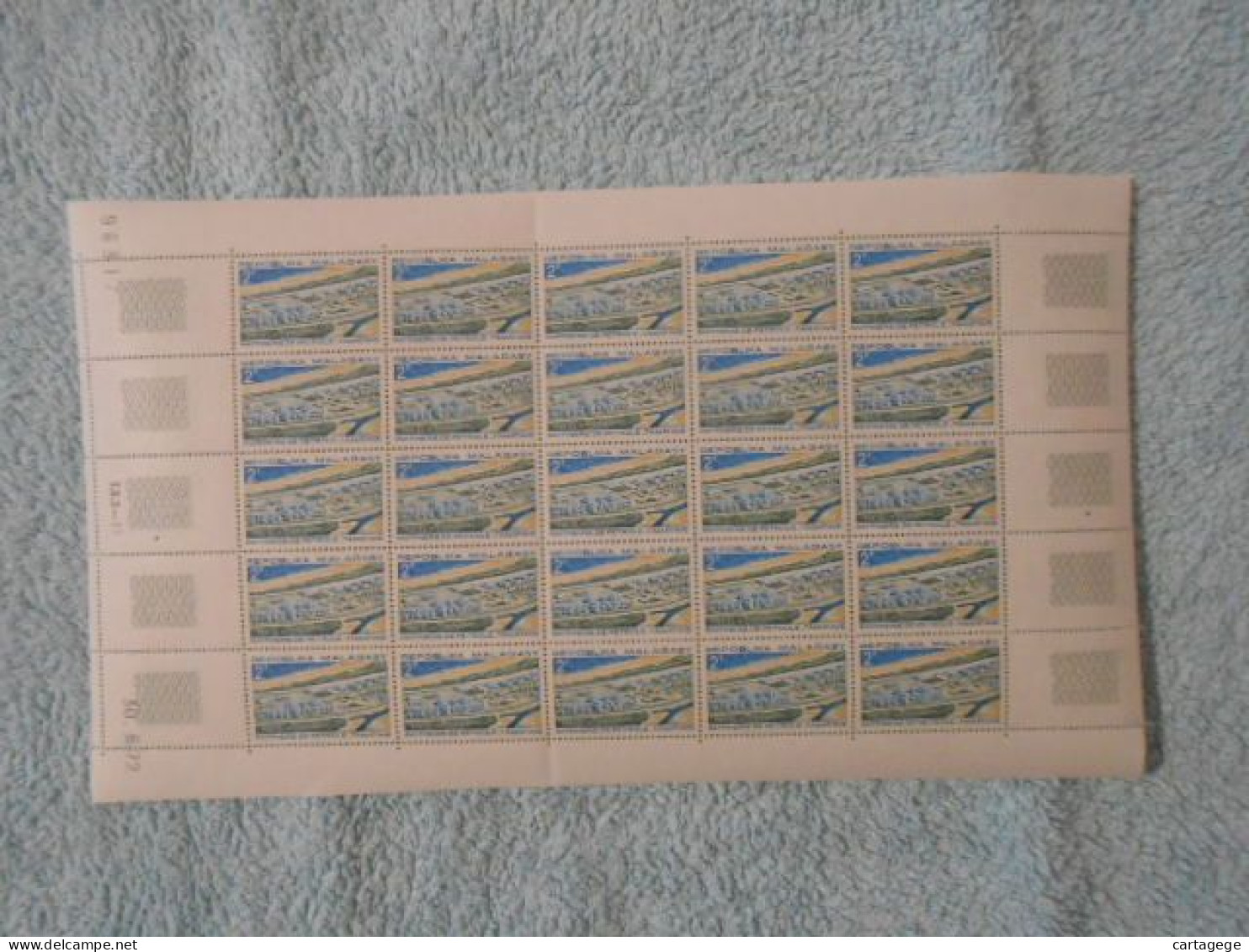 MADAGASCAR YT 510 RAFFINERIE DE PETROLE, TAMATAVE PLANCHE COMPLETE 25 TIMBRES** - Madagascar (1960-...)