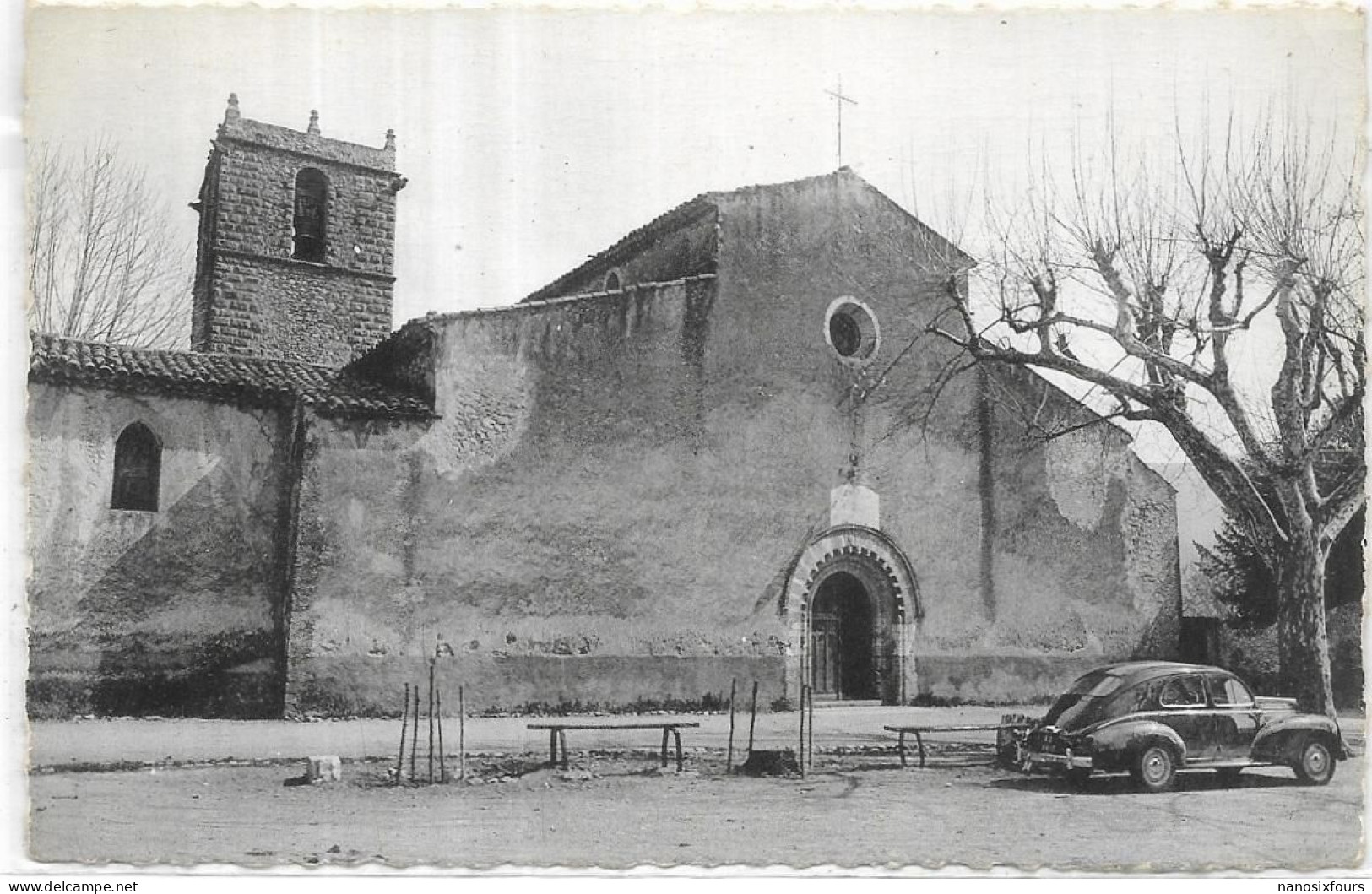 D 83. SIGNES..  L EGLISE.  VOITURE - Signes