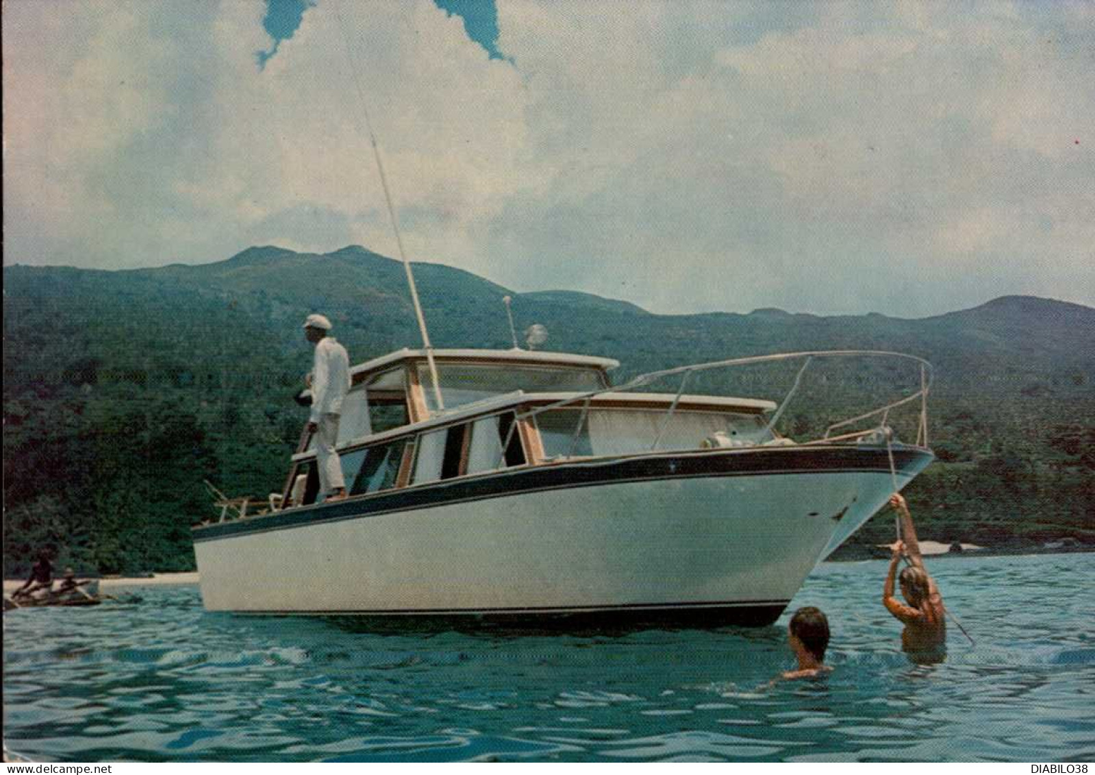 COMORES _ COMPLEXE HOTELIER DE MALOUDJA : UN DES BATEAUX DE PECHE ET DE PLAISANCE - Comoren