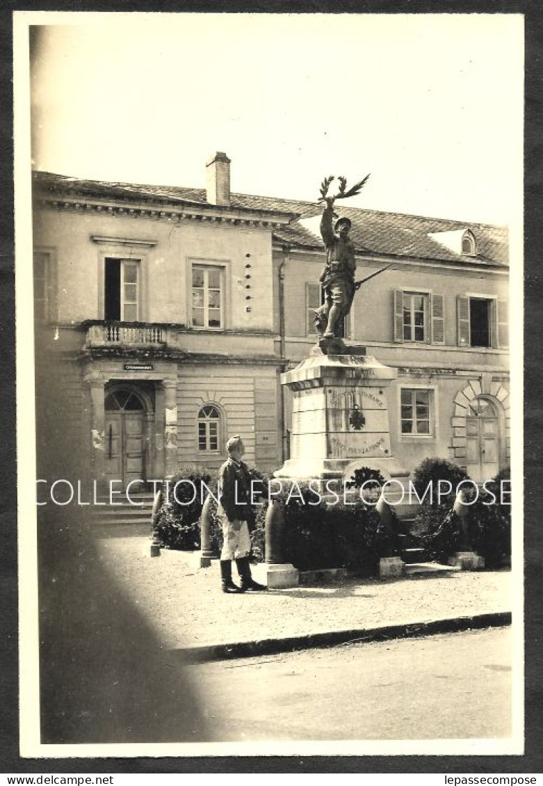 INEDIT AMANCE - MAIRIE ECOLE EST LA KOMMANDANTUR - UN SOUS-OFFICER ALLEMAND POSE DEVANT LE MONUMENT AUX MORTS VERS 1940 - Amance