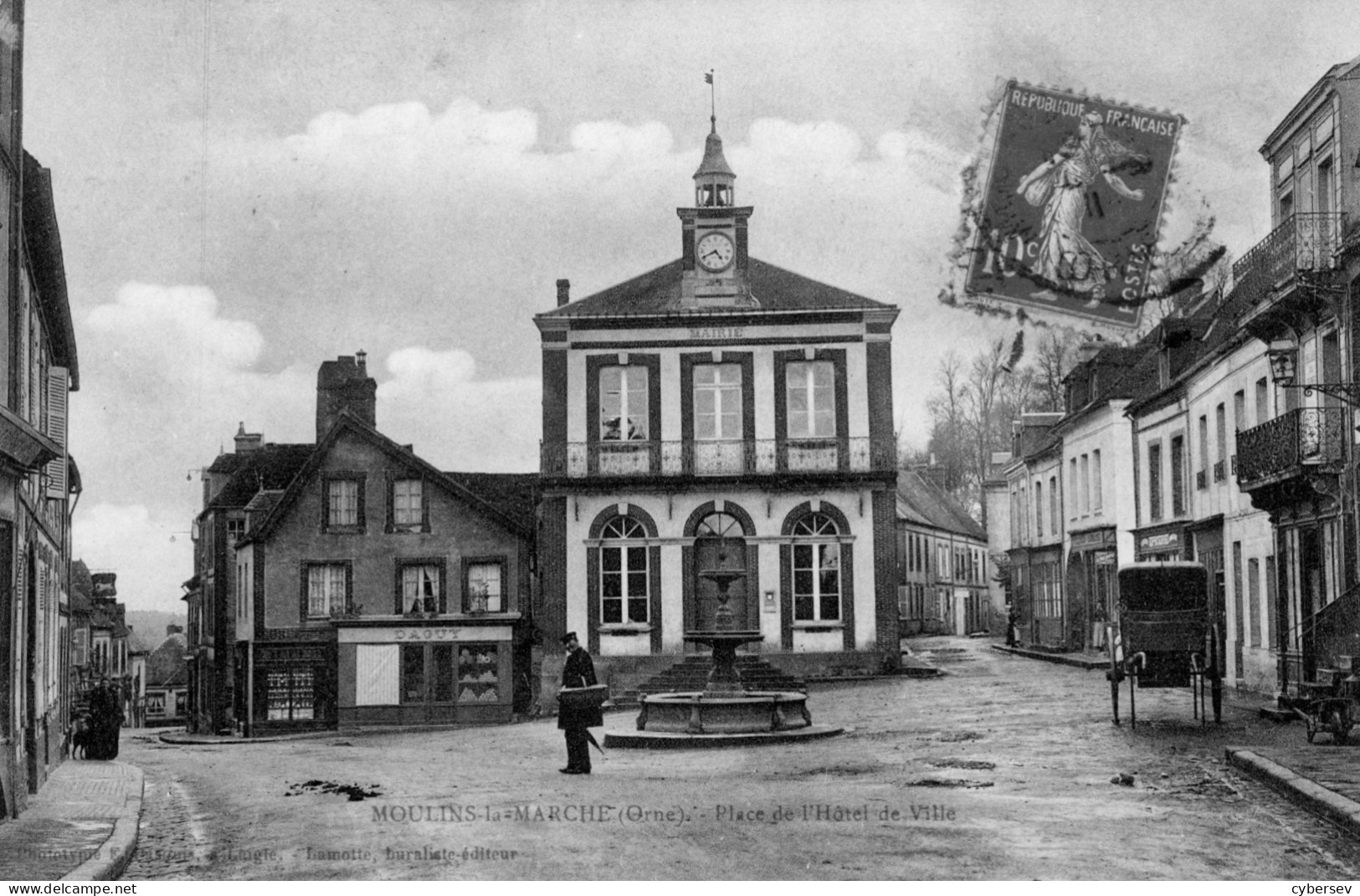 MOULINS-la-MARCHE - Place De L'Hôtel De Ville - Animé - Moulins La Marche