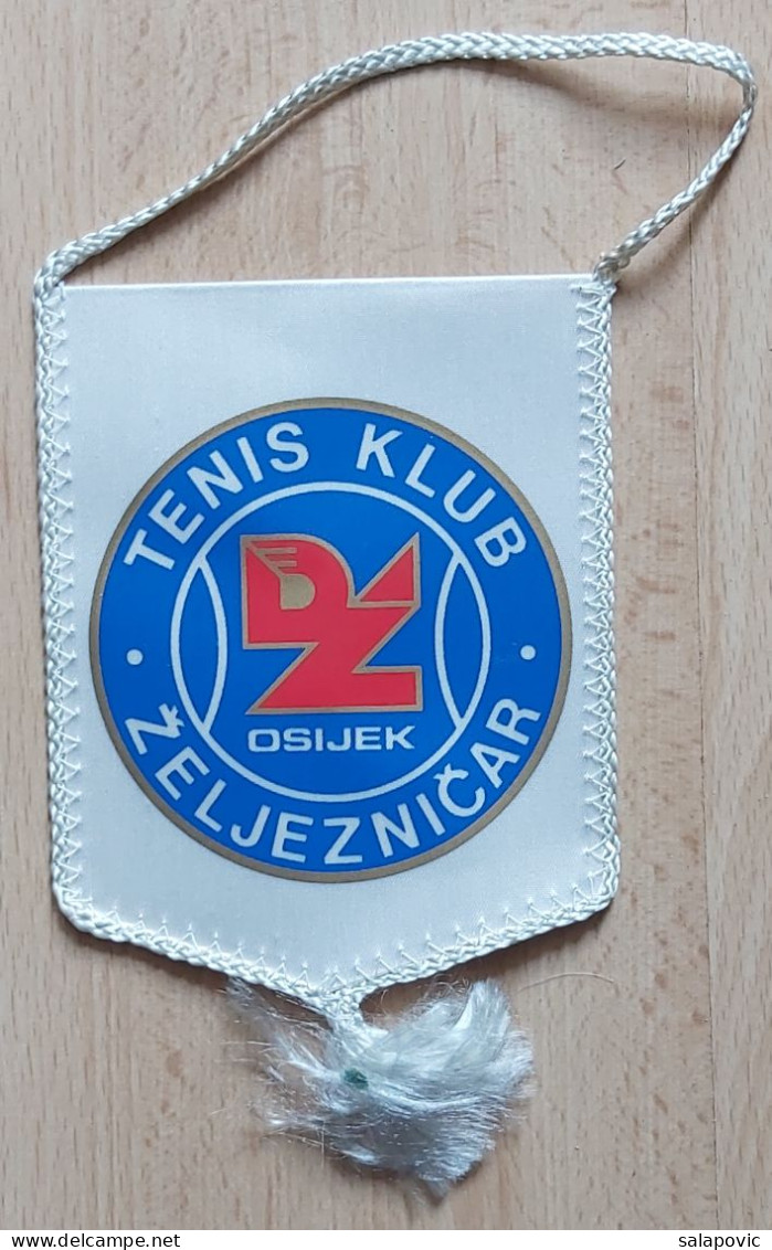 Tenis Klub Zeljeznicar Osijek Croatia Tennis Club  PENNANT ZS 1 KUT - Abbigliamento, Souvenirs & Varie