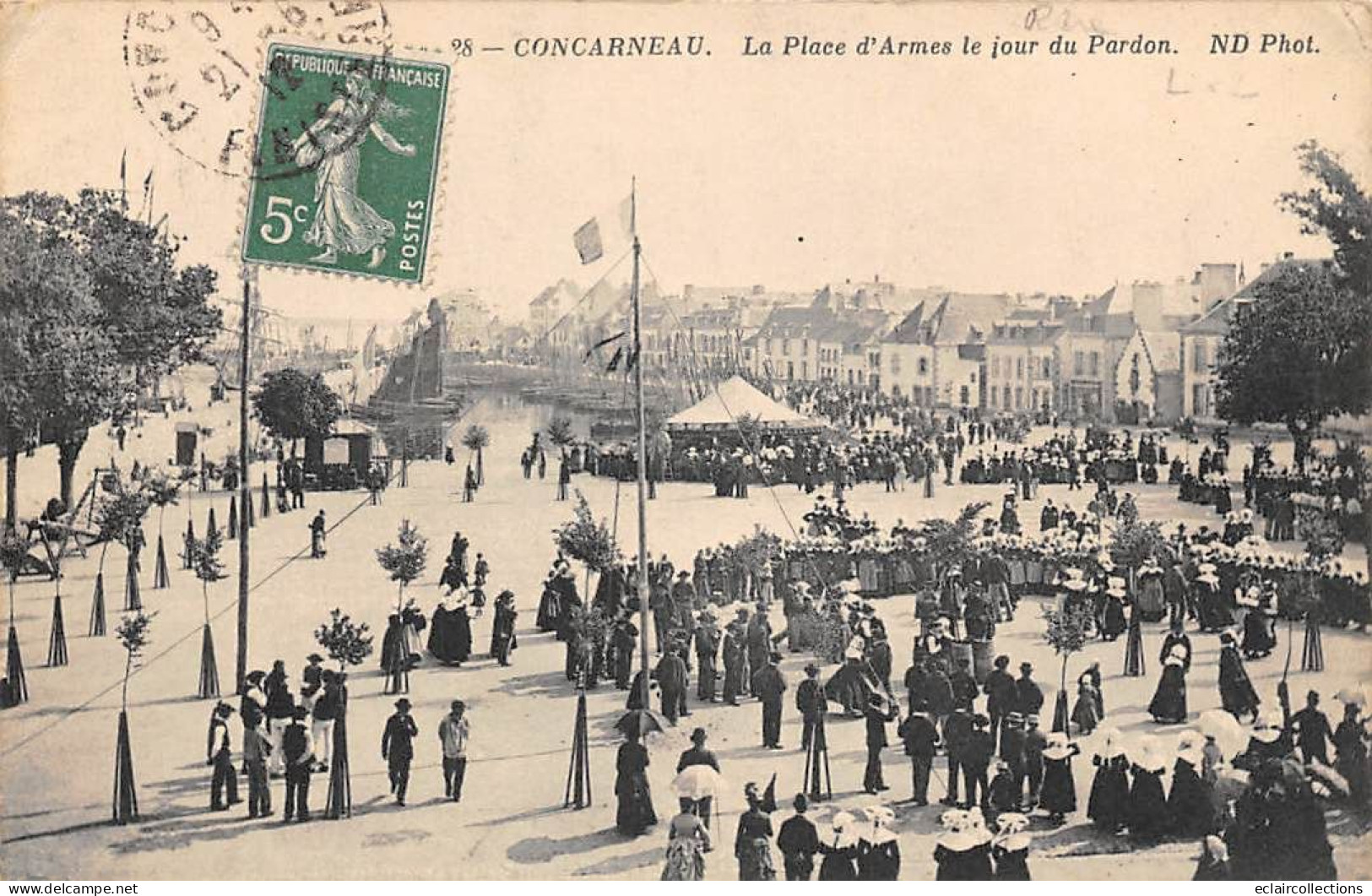Concarneau        29         La Place D'Armes. Jour De Pardon     N° 28  (voir Scan) - Concarneau