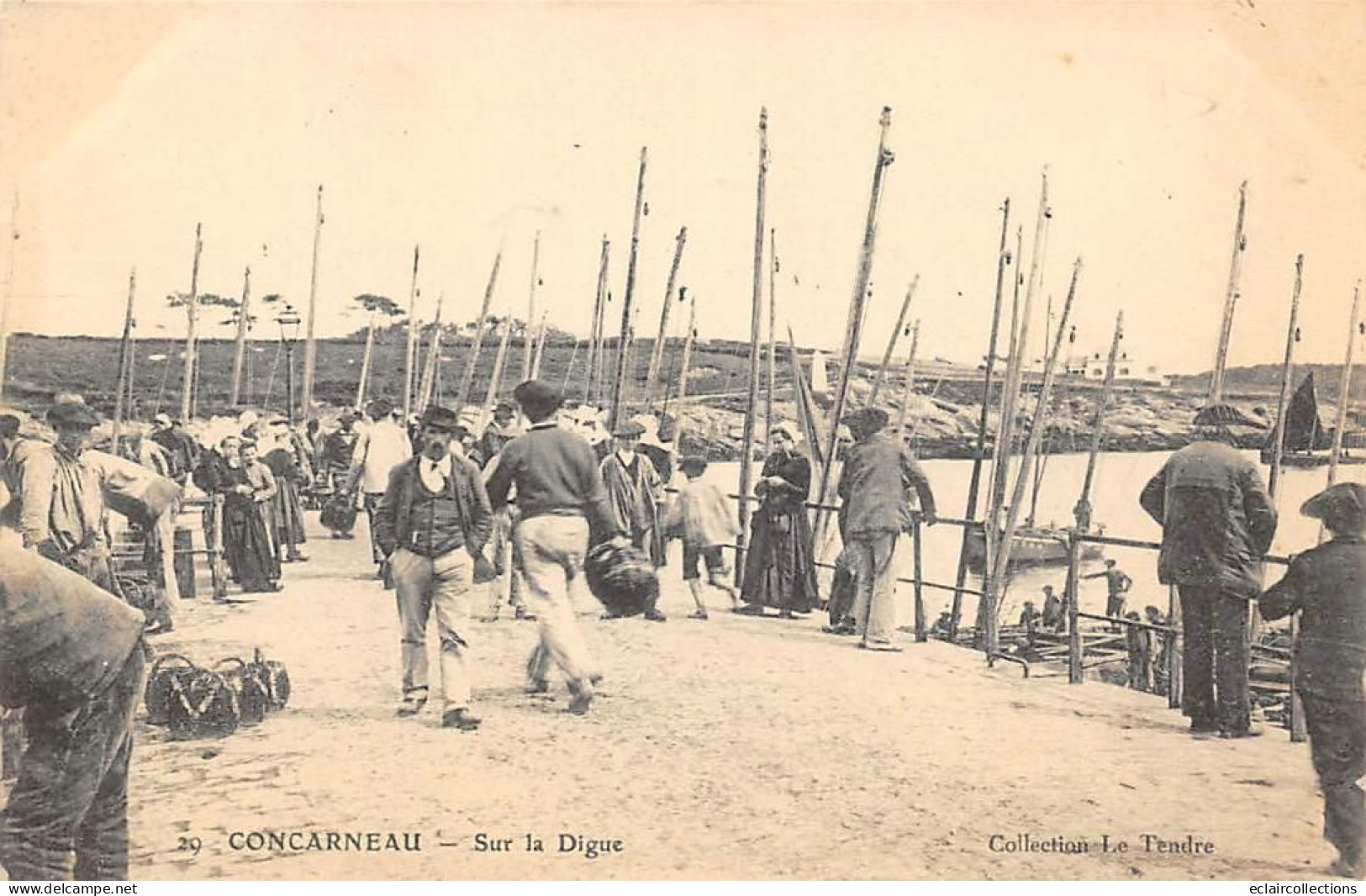 Concarneau     29          Des Passants Sur La Digue   N°29      (voir Scan) - Concarneau