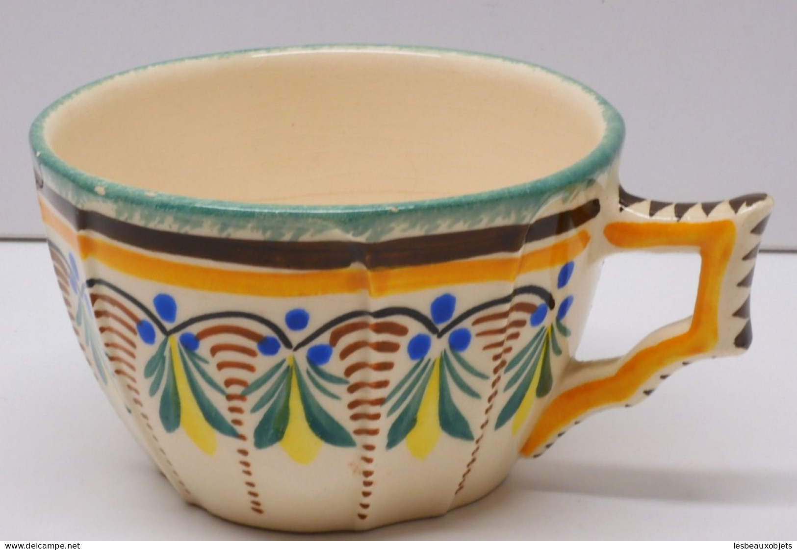 -TASSE ANCIENNE CERAMIQUE HB QUIMPER FLEURS VERTES JAUNES BLEUES Collection  E - Quimper/Henriot (FRA)