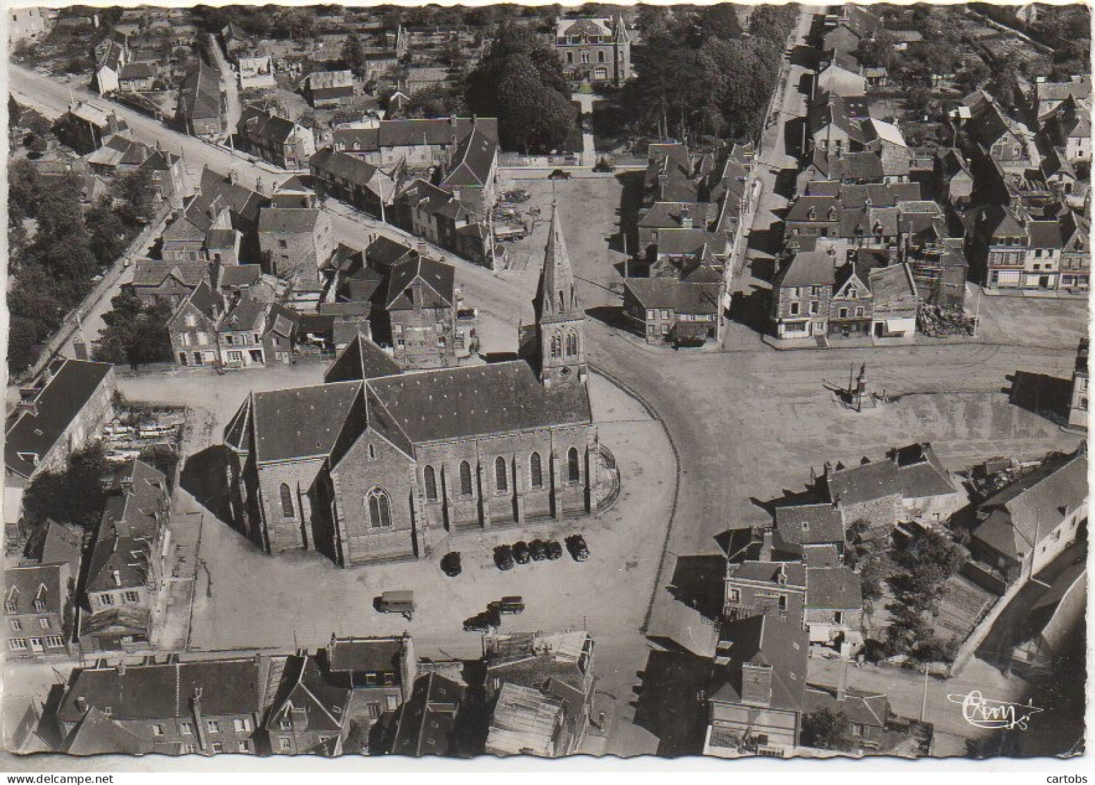 61 BRIOUZE  Vue Aérienne L'Eglise , La Place Du Monument Et L'Hôtel De Ville - Briouze