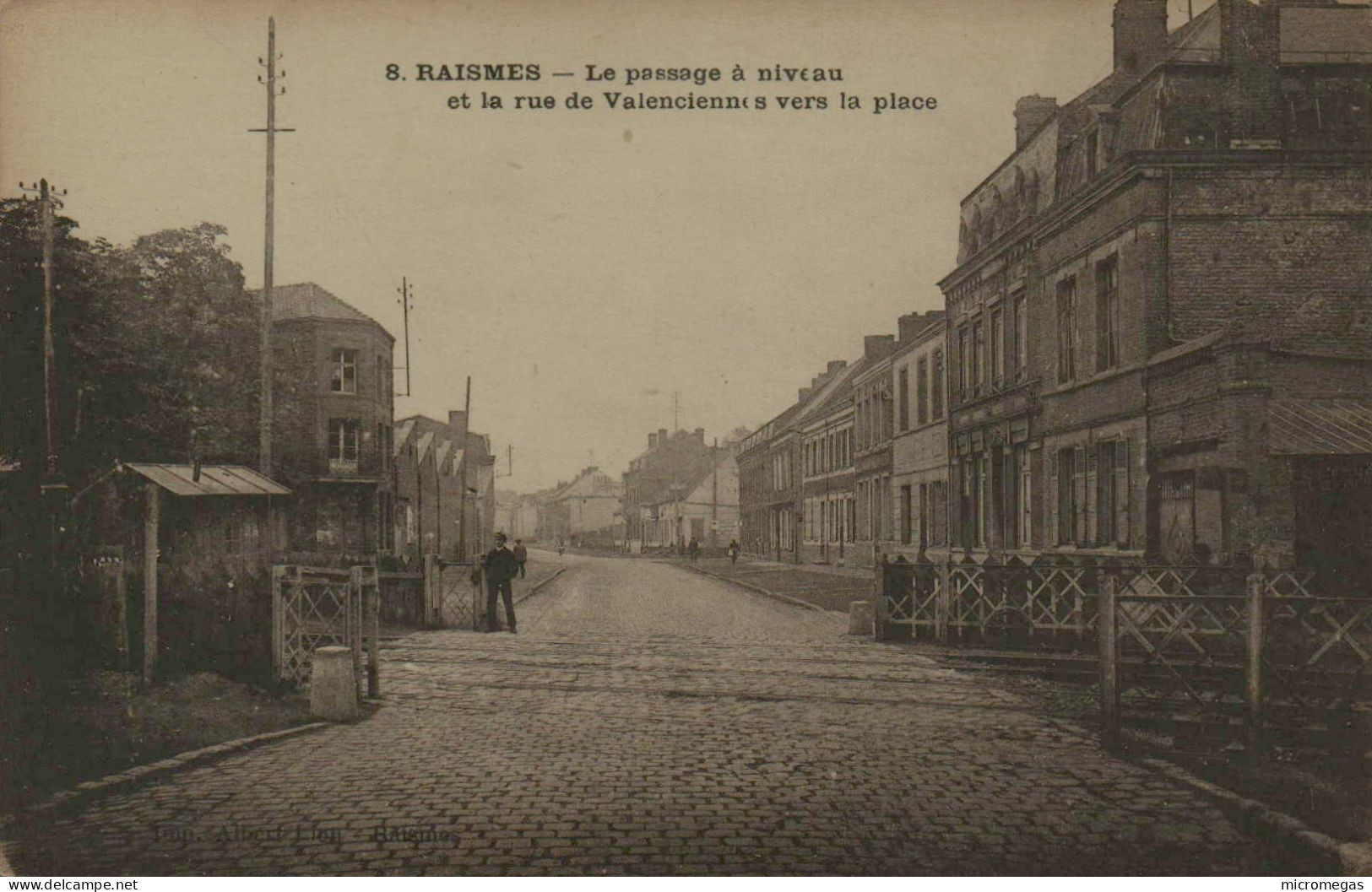 59 - RAISMES - Le Passage à Niveau Et La Rue De Valenciennes Vers La Place - Raismes