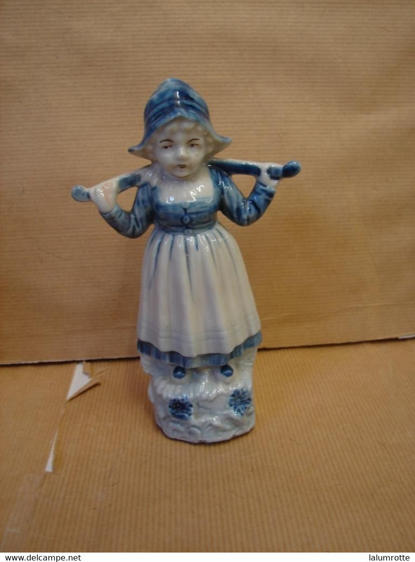 Lot. 1592. Petite Posture Représentant Une Porteuse D'eau - Delft (NLD)