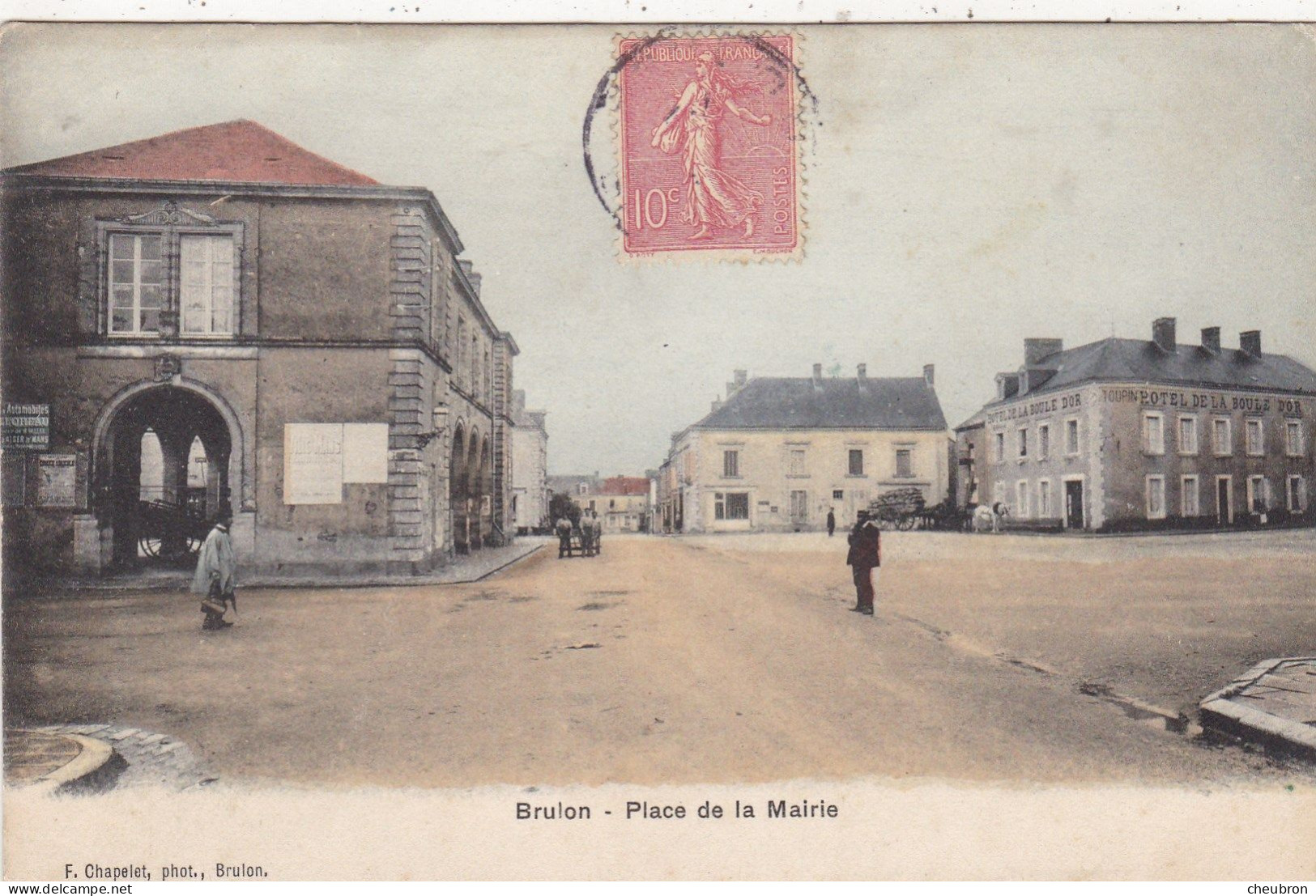 72. BRULON. CPA COULEUR. PLACE DE LA MAIRIE. ANIMATION. ANNEE 1905 + TEXTE - Brulon