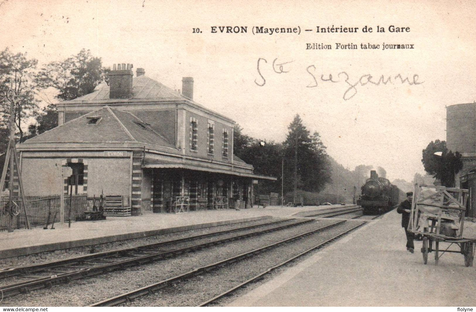évron - Intérieur De La Gare - Arrivée Du Train Sur La Ligne Chemin De Fer De Mayenne - Evron