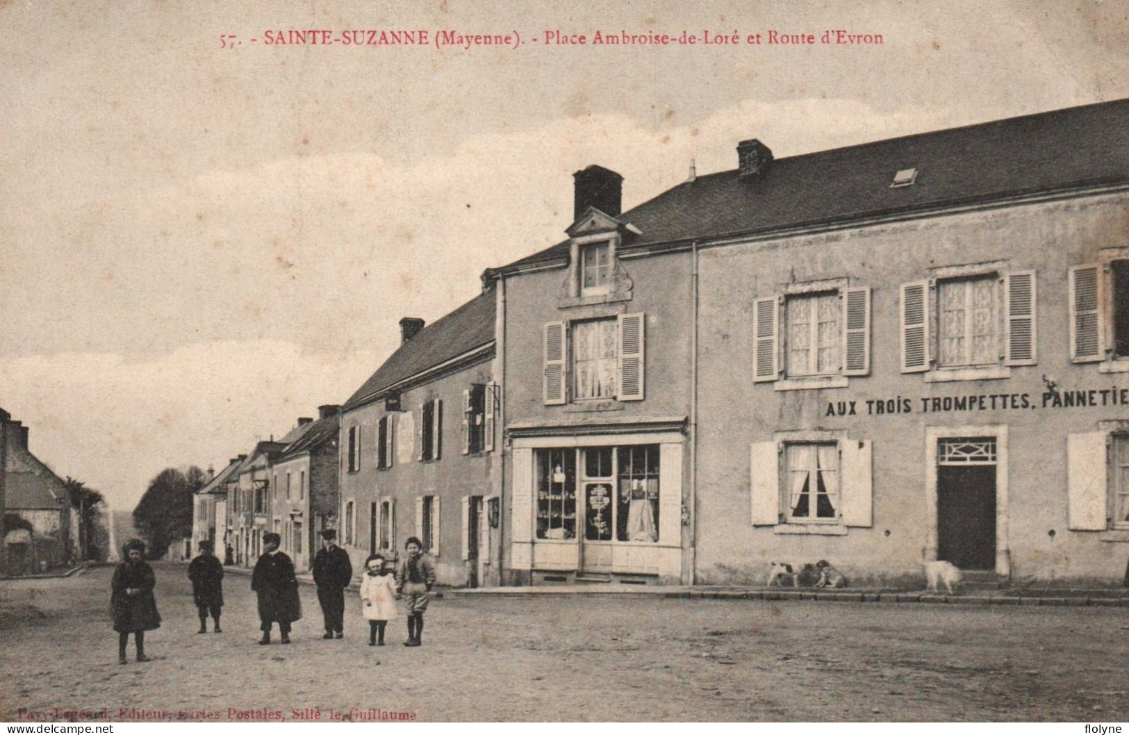 Sainte Suzanne - La Place Ambroise De Loré Et Route D'évron - Façade AUX TROIS TROMPETTES - Sainte Suzanne