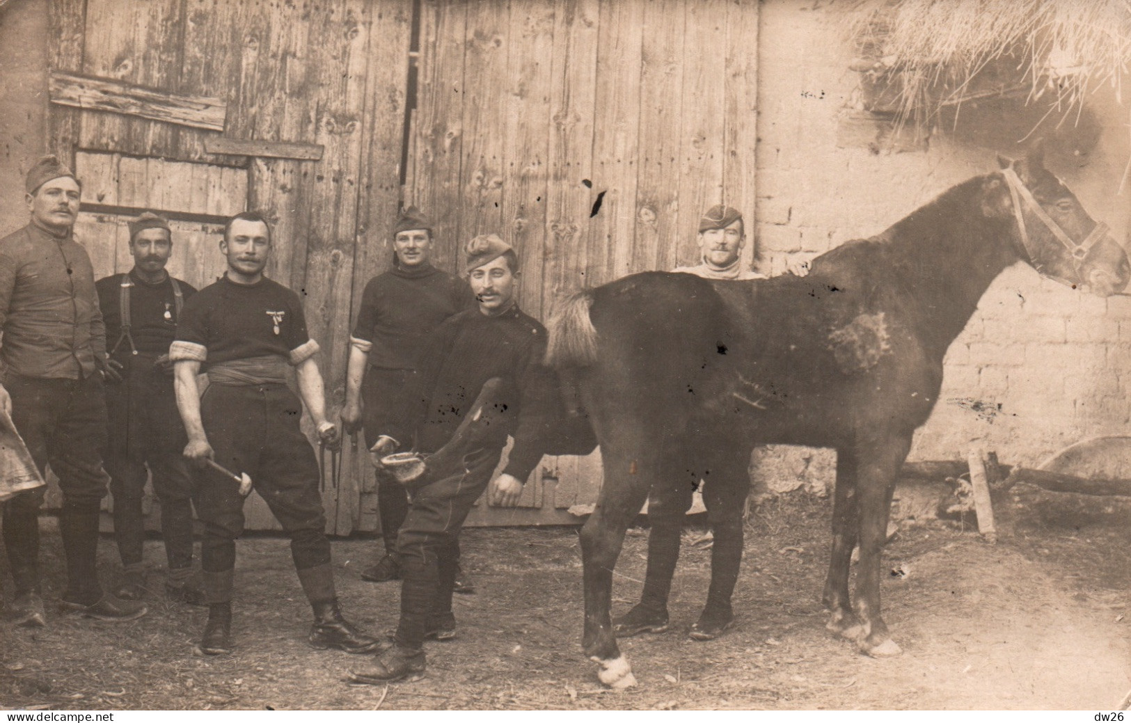 Militaria 1915 - Maréchal Ferrant Du 4ème Escadron Avec Le Brigadier - Lieu De L'Ecurie à Identifier (voir 2ème Carte) - Personnages