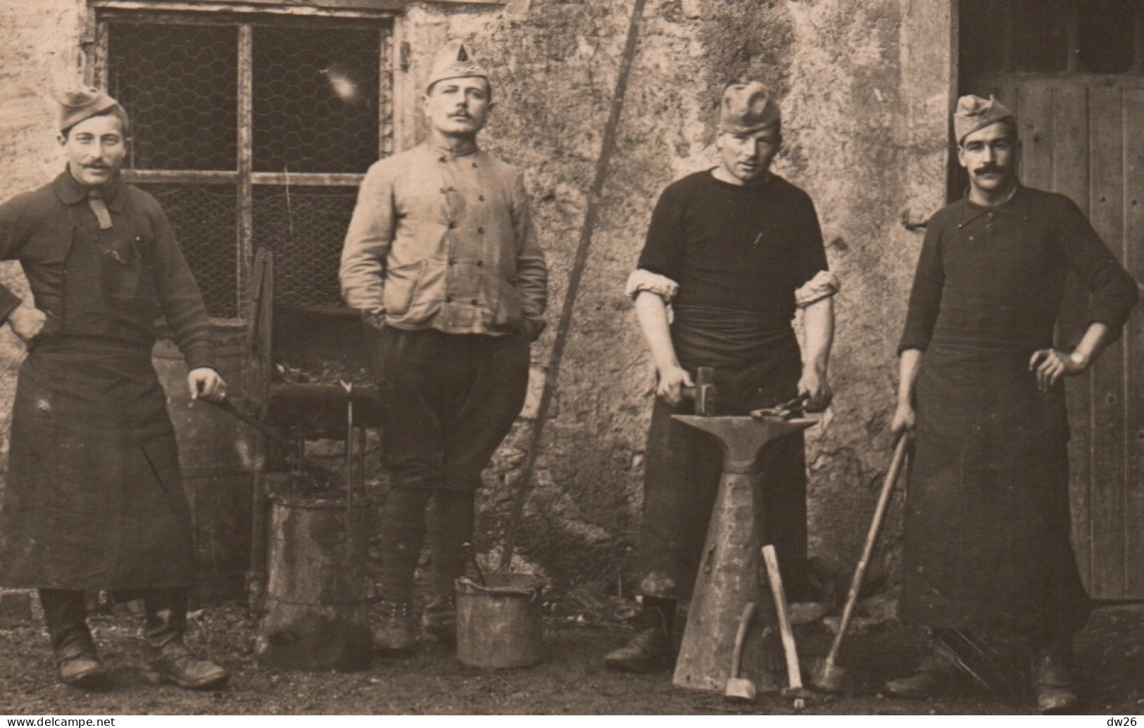 Militaria 1915 - Maréchal Ferrant Du 4ème Escadron Avec Le Brigadier - Lieu De L'Ecurie à Identifier (voir 2ème Carte) - Personnages