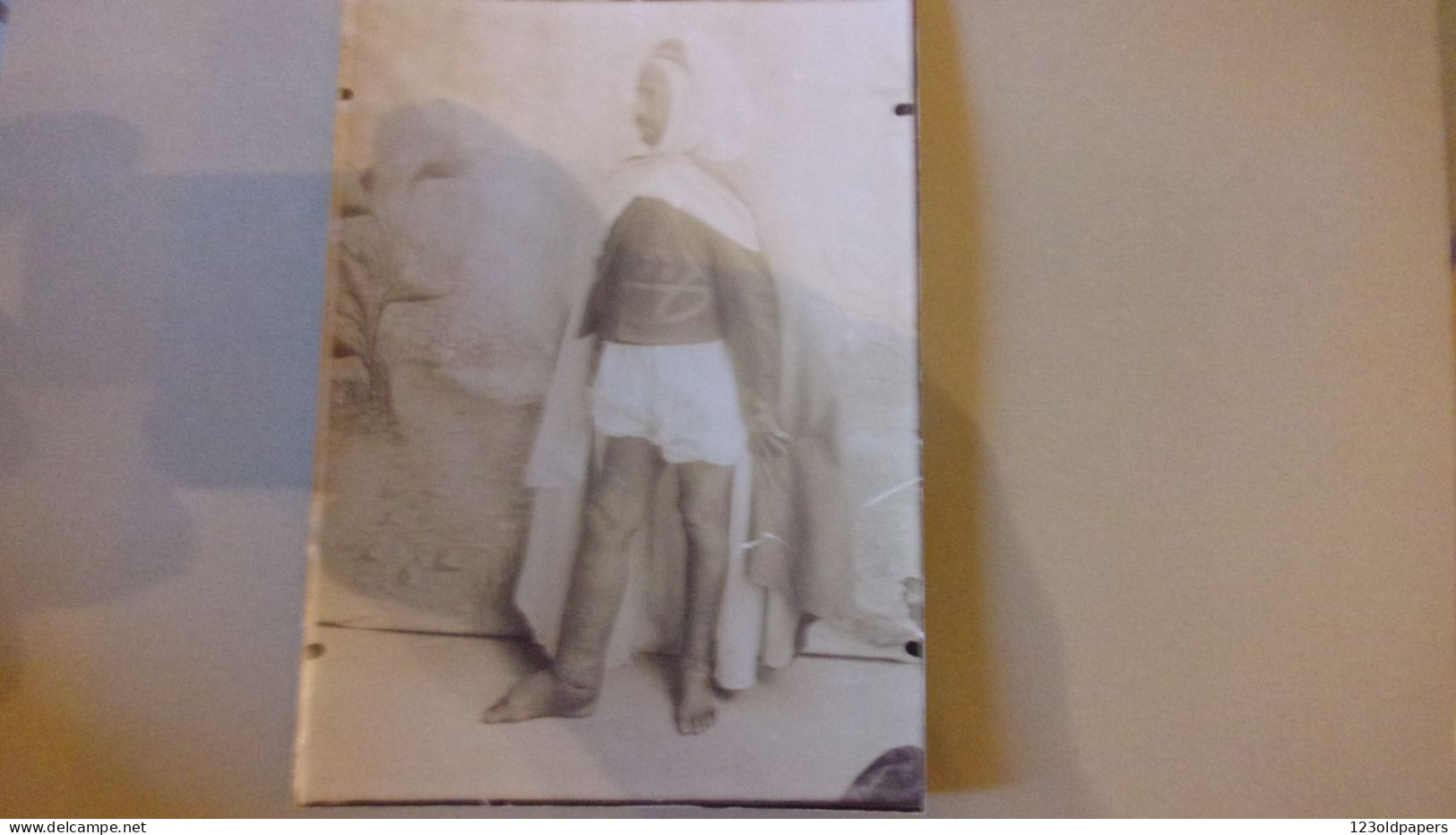 RARE  TUNIS TUNISIE 1913 Photographie Originale  Eléphantiasis SUR HOMME MILITAIRE UNIFORME  HOPITAL SADIKI - Santé