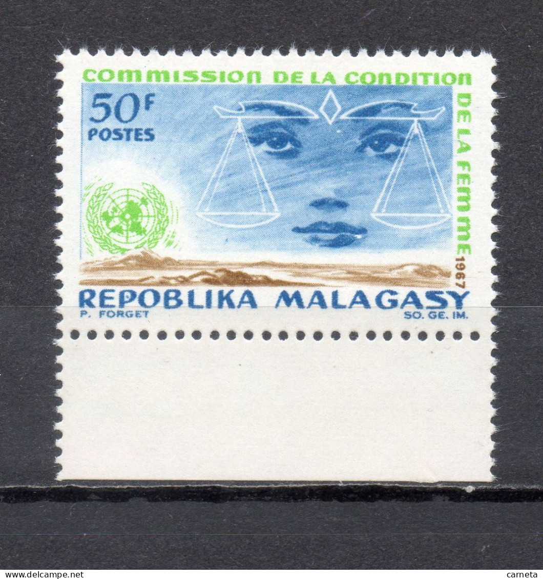 MADAGASCAR   N° 445   NEUF SANS CHARNIERE  COTE  1.00€   NATIONS UNIES CONDITION DE LA FEMME - Madagascar (1960-...)
