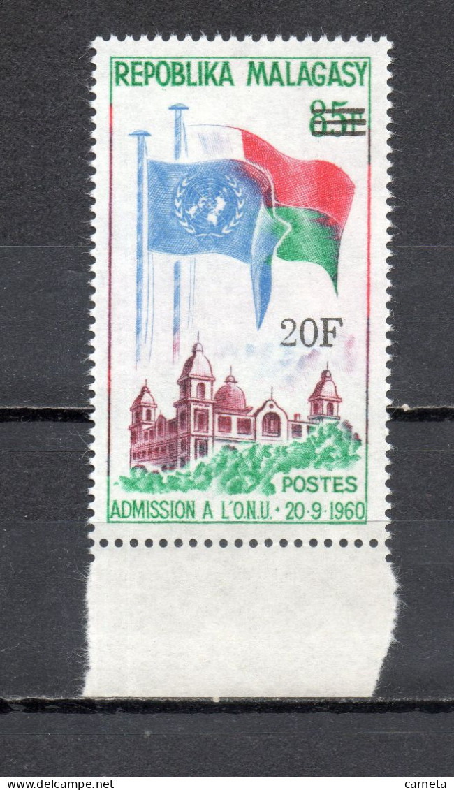 MADAGASCAR   N° 447    NEUF SANS CHARNIERE  COTE  1.00€   NATIONS UNIES DRAPEAUX - Madagascar (1960-...)