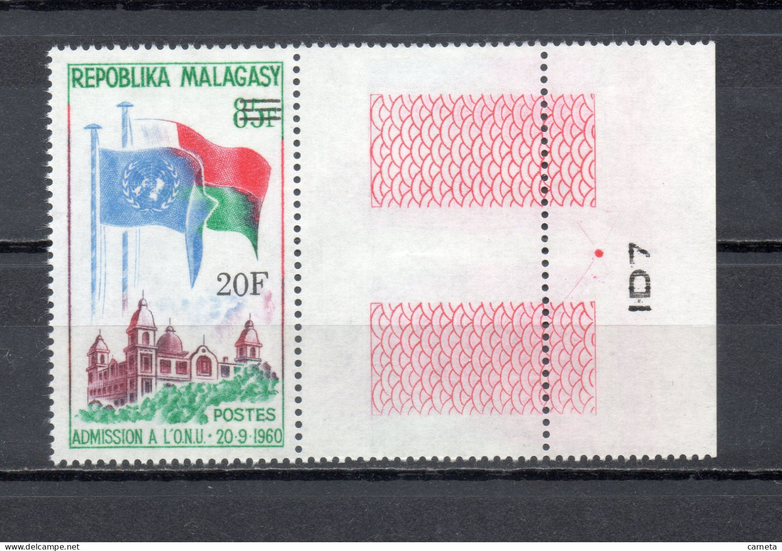 MADAGASCAR   N° 447    NEUF SANS CHARNIERE  COTE  1.00€   NATIONS UNIES DRAPEAUX - Madagascar (1960-...)