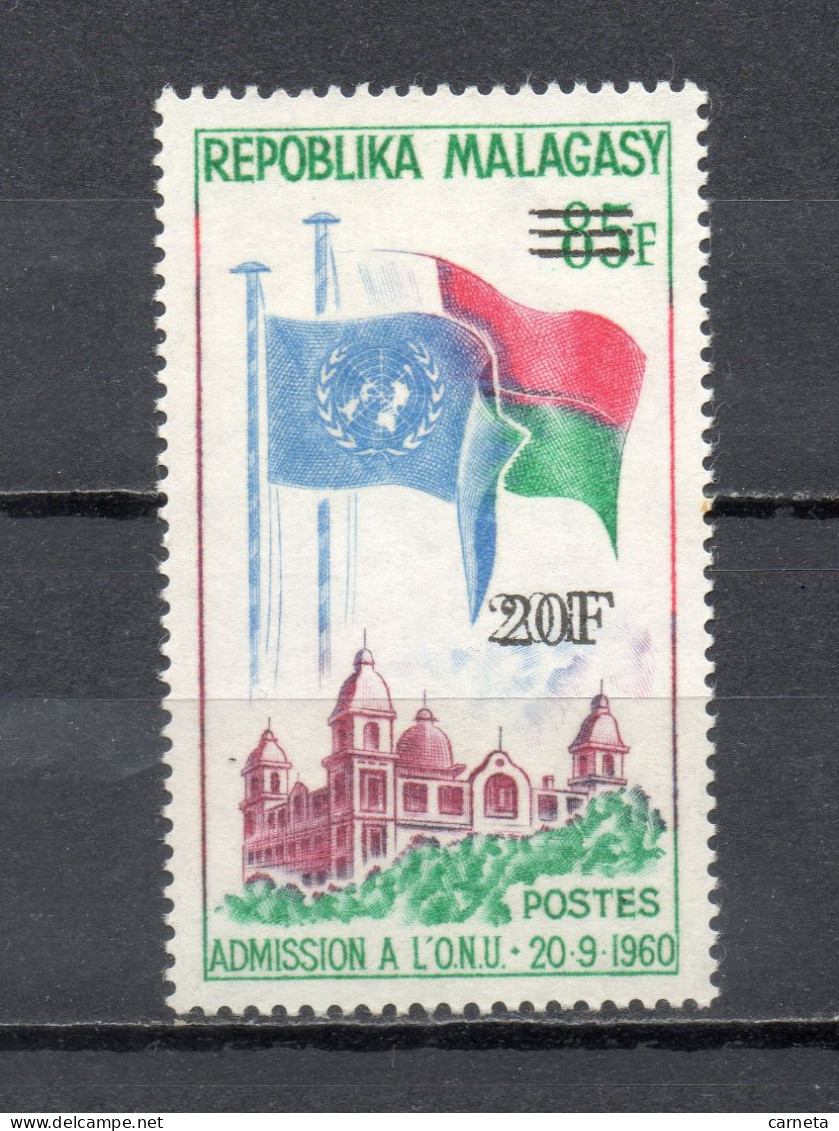 MADAGASCAR   N° 447a VARIETE DOUBLE SURCHARGE    NEUF SANS CHARNIERE  COTE  50.00€   NATIONS UNIES DRAPEAUX - Madagascar (1960-...)
