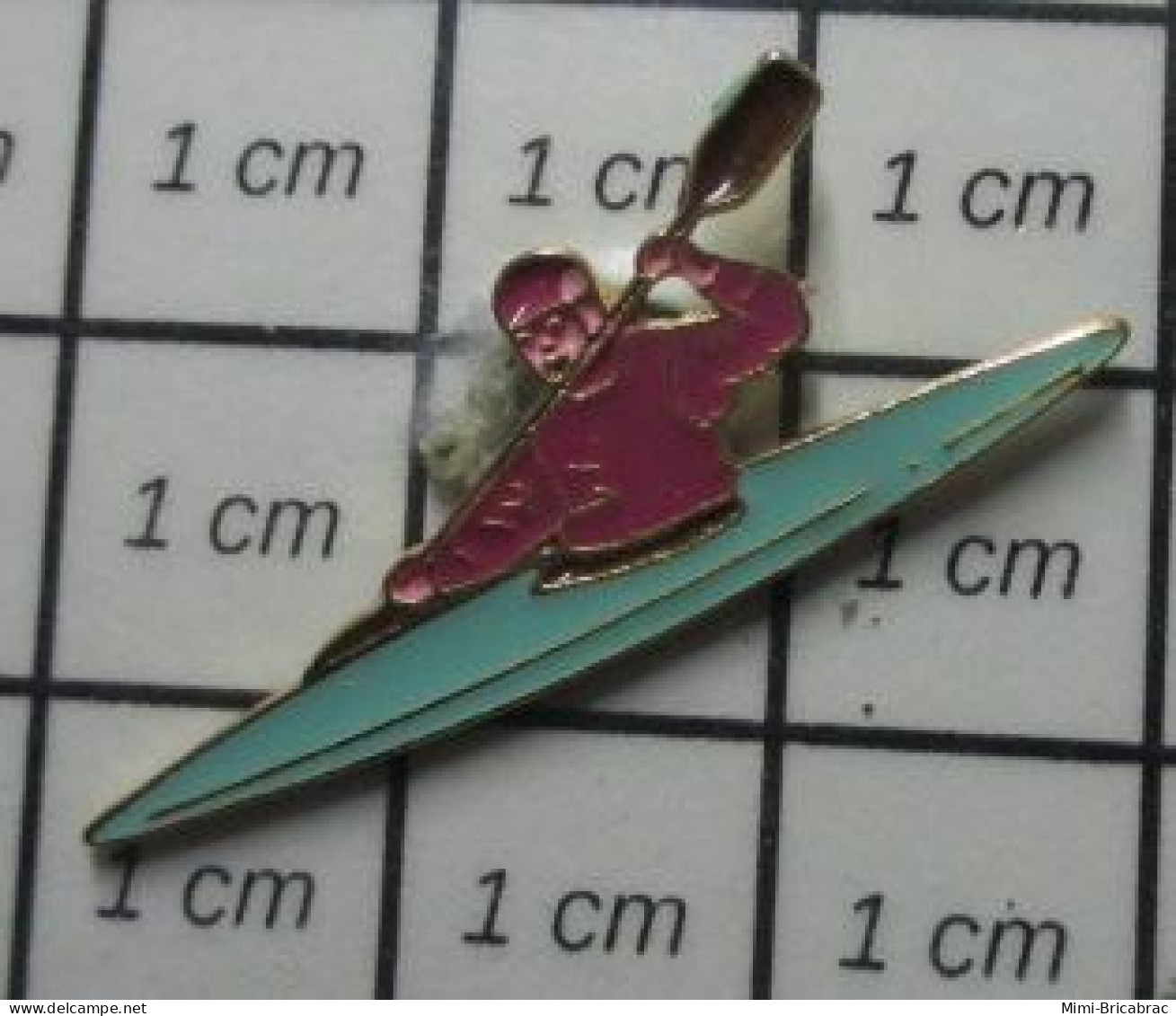 611b Pin's Pins / Beau Et Rare / THEME : SPORTS / CANOE KAYAK COULEUR VERT D'EAU ET RAMEUR COULEUR CASSIS !! - Kanu