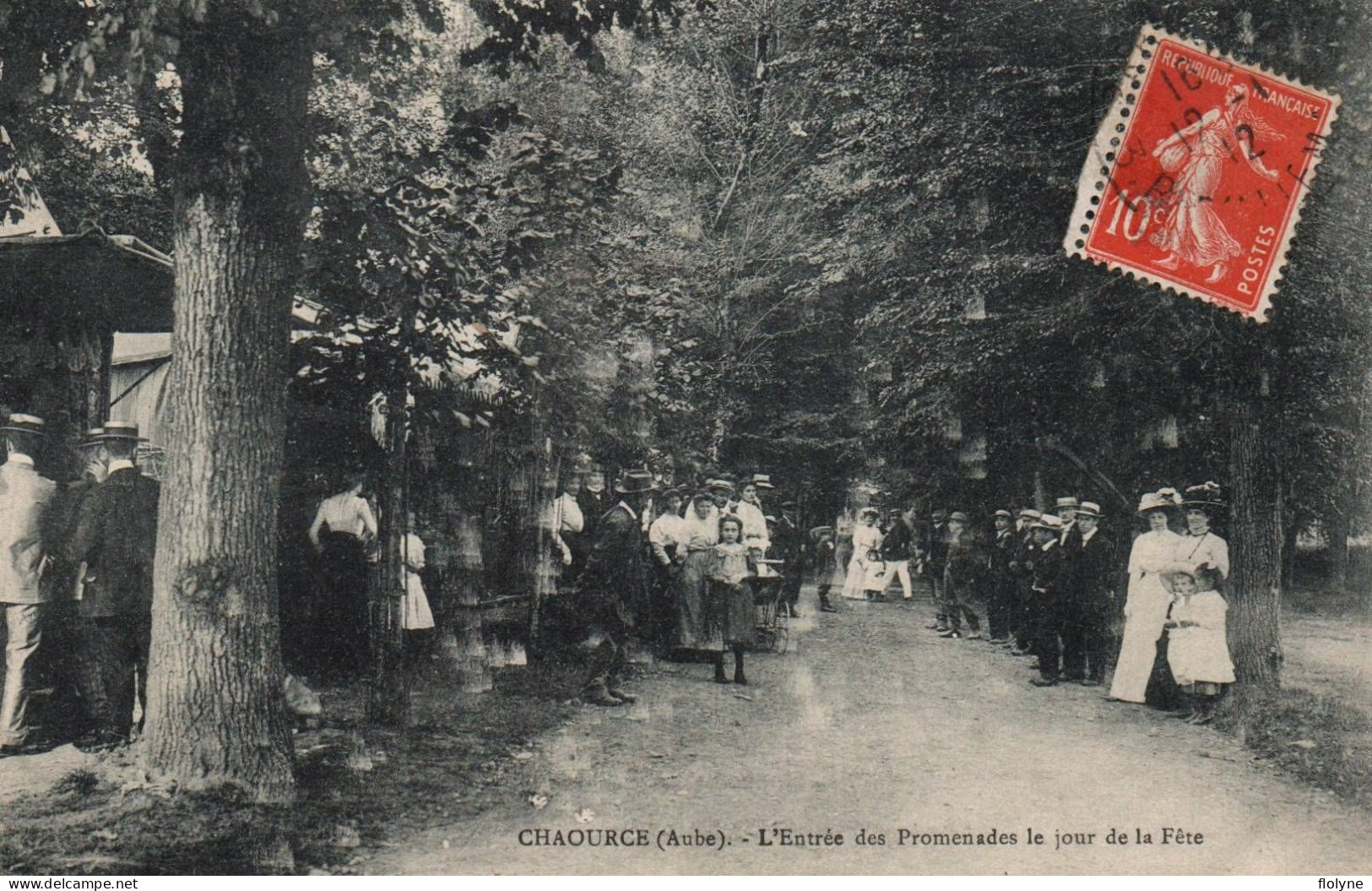 Chaource - L'entrée Des Promenades Le Jour De La Fête Foraine - Chaource