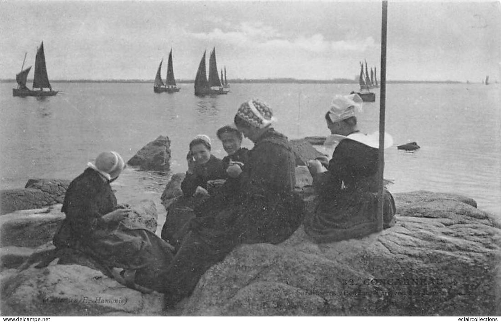 Concarneau       29      Sardinières Attendant L'arrivée Des Bateaux De Pêche En Tricotant   N° 32 (voir Scan) - Concarneau