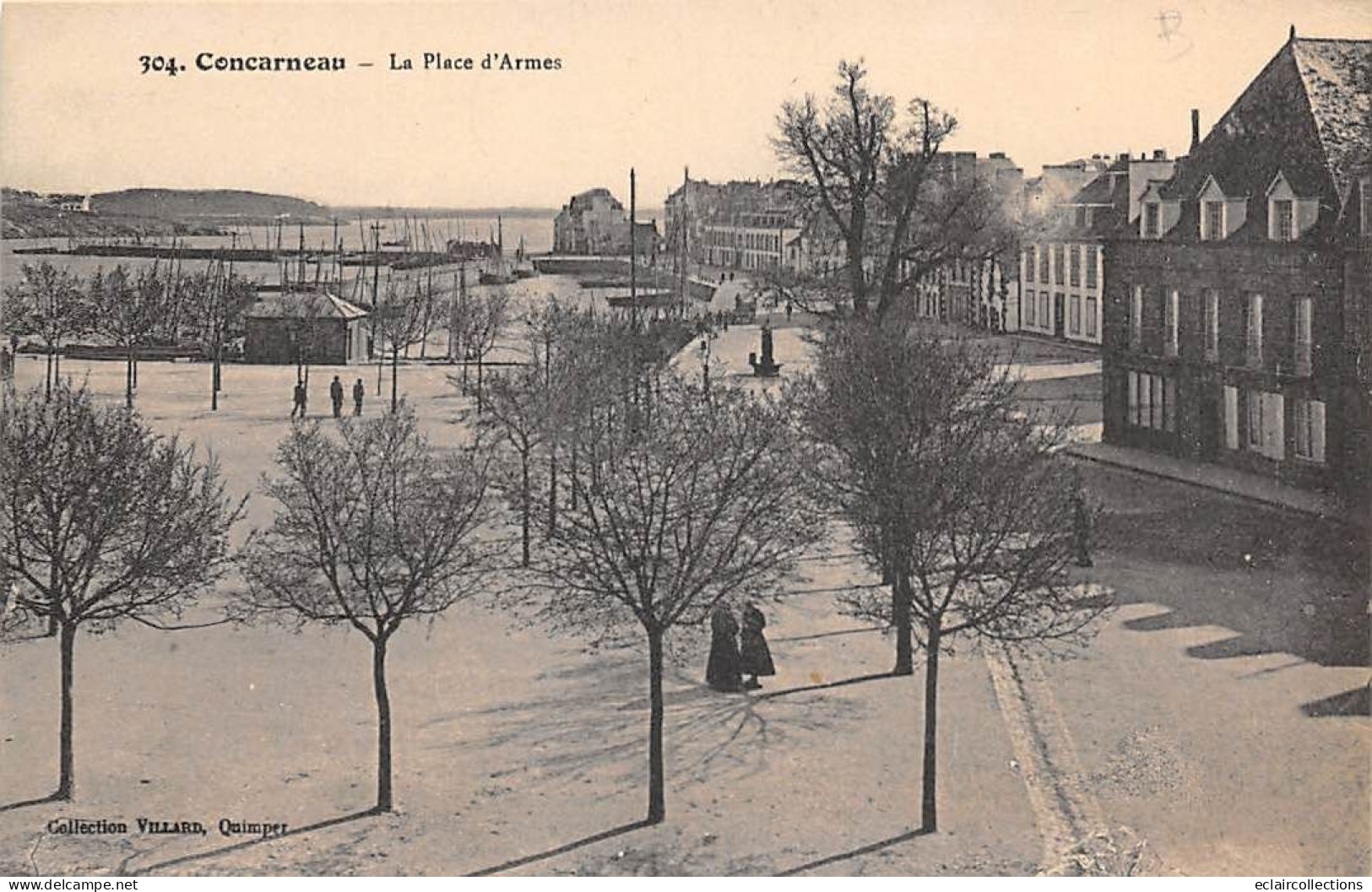 Concarneau       29         La Place D'Armes  N° 304    (voir Scan) - Concarneau